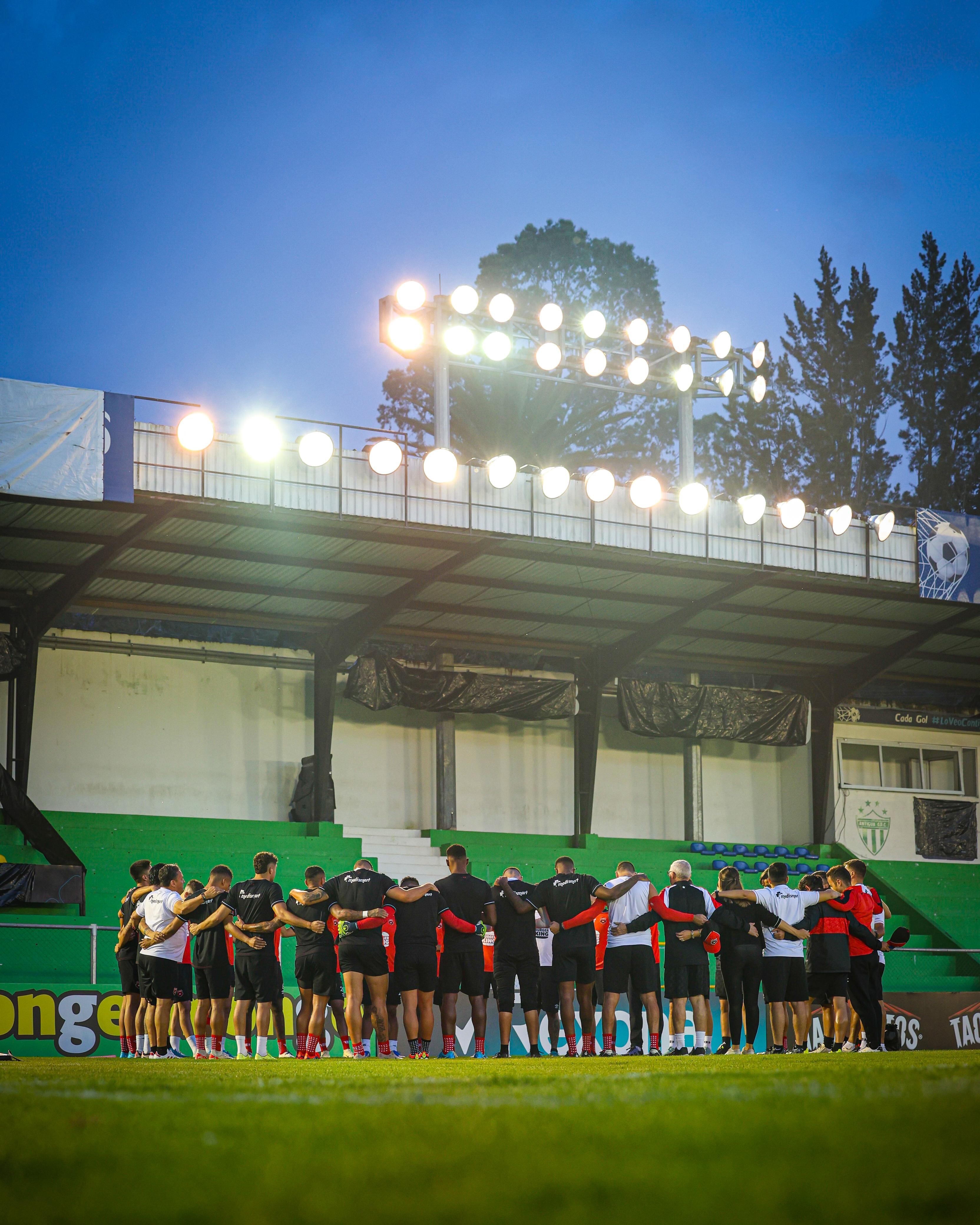 Liga Deportiva Alajuelense reconoció la compleja cancha del Estadio Pensativo, donde jugará este martes contra Antigua, en la semifinal de la Copa Centroamericana de Concacaf.
