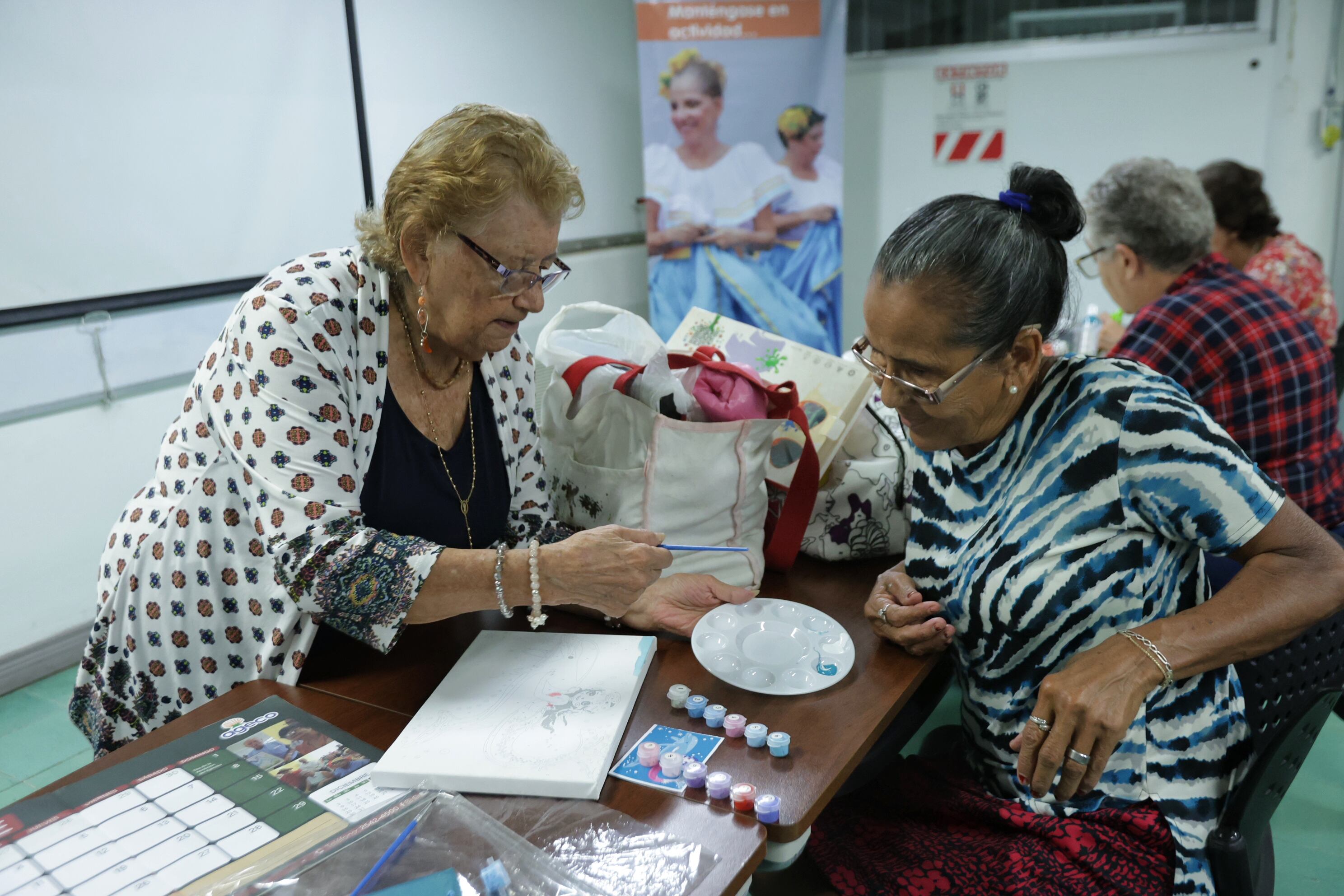 20/09/2024/ trabajo sobre la soledad, reportaje de adultos mayores durante cursos varios en que ven en AGECO. Ellos ven en esos cursos una forma de no sentirse solos y no "enfermarse de soledad" / foto John Durán
