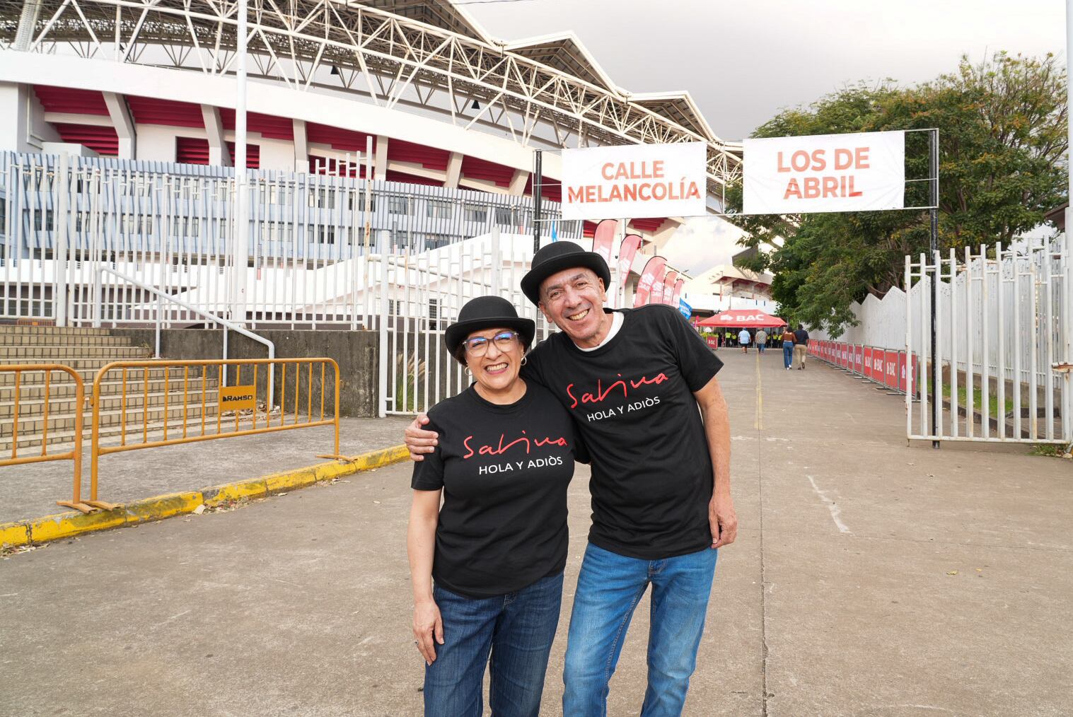 08/03/2025. Concierto de Joaquín Sabina. Estadio Nacional, San José. Fotografía: Lilly Arce. En la fotografía: Gustavo Serrano junto a su hermana Mayra Serrano.