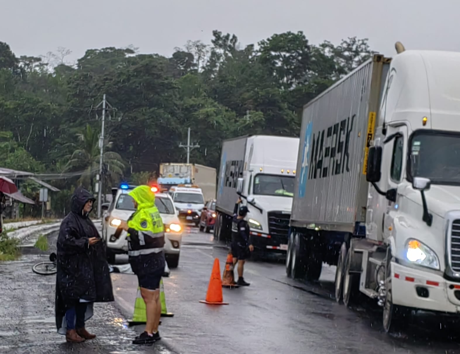 Un trabajador de la empresa a cargo de la ampliación de la ruta 32 falleció la mañana de este miércoles tras ser arrollado por una vagoneta conducida por un compañero de labores, en Siquirres de Limón.