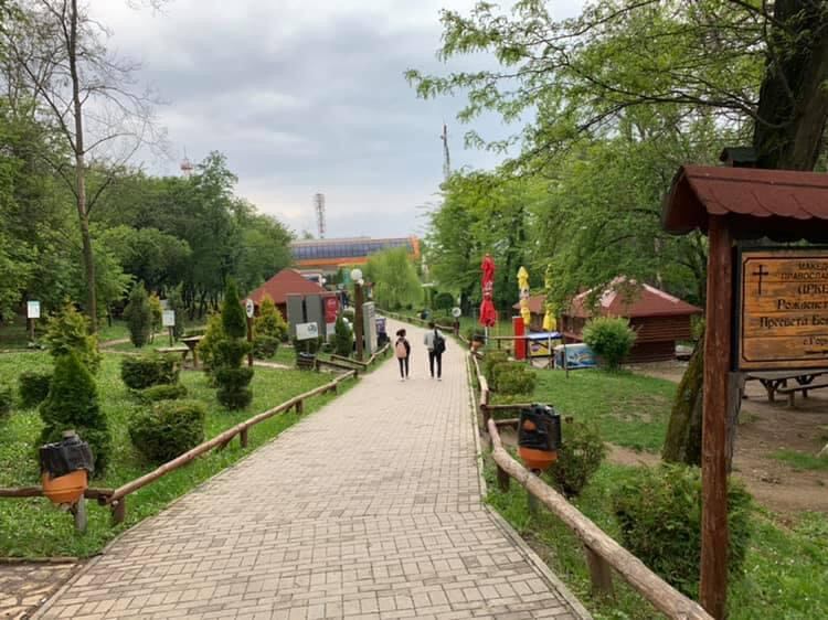 Los alrededores de la Cruz del Milenio son muy hermosos. Este atractivo turístico está en las afueras de Skopje, capital de Macedonia del Norte.