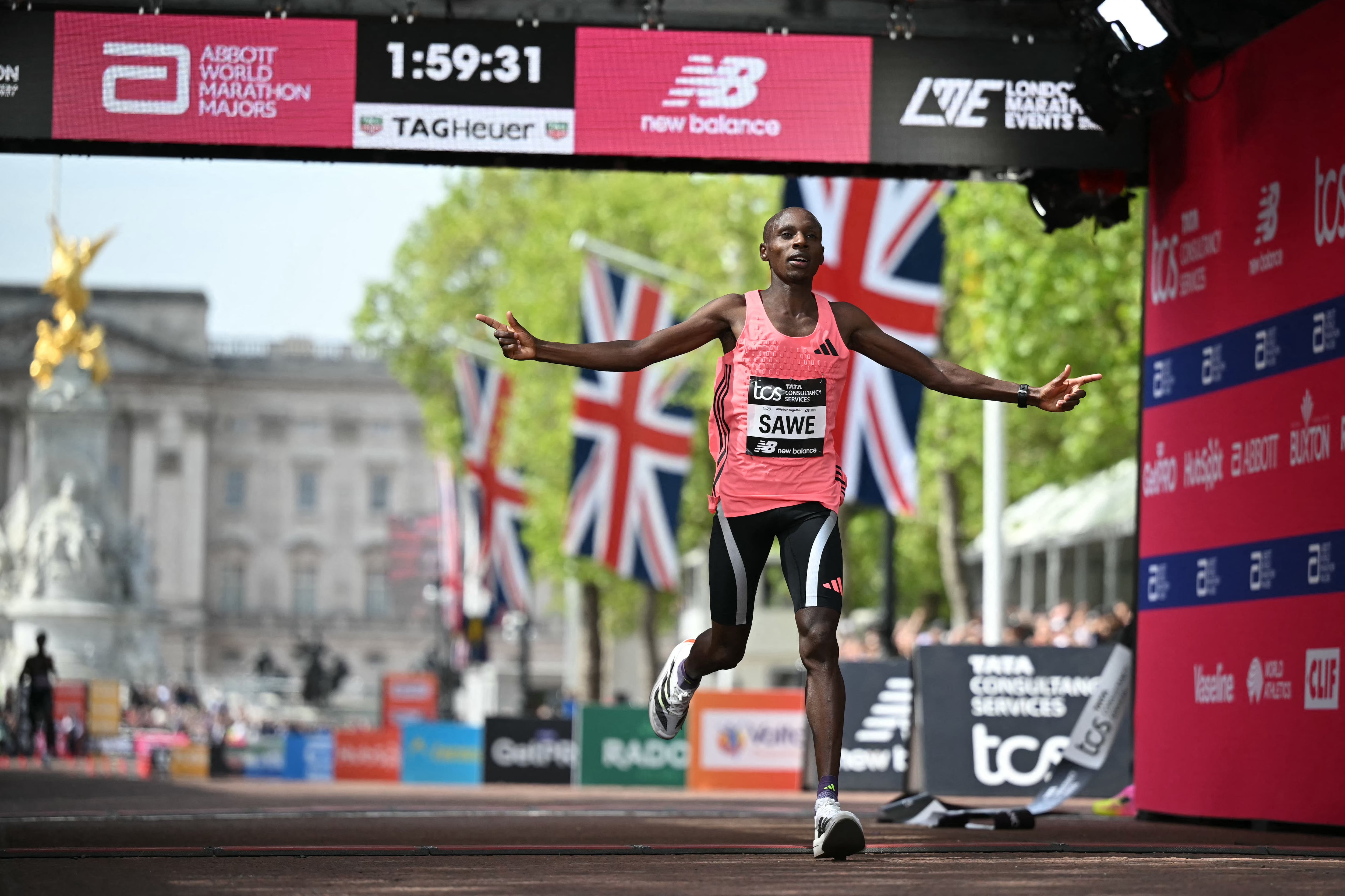 El keniano Sabastian Sawe cruza la meta y hace historia en la maratón de Londres 2026 al imponer un nuevo récord mundial.