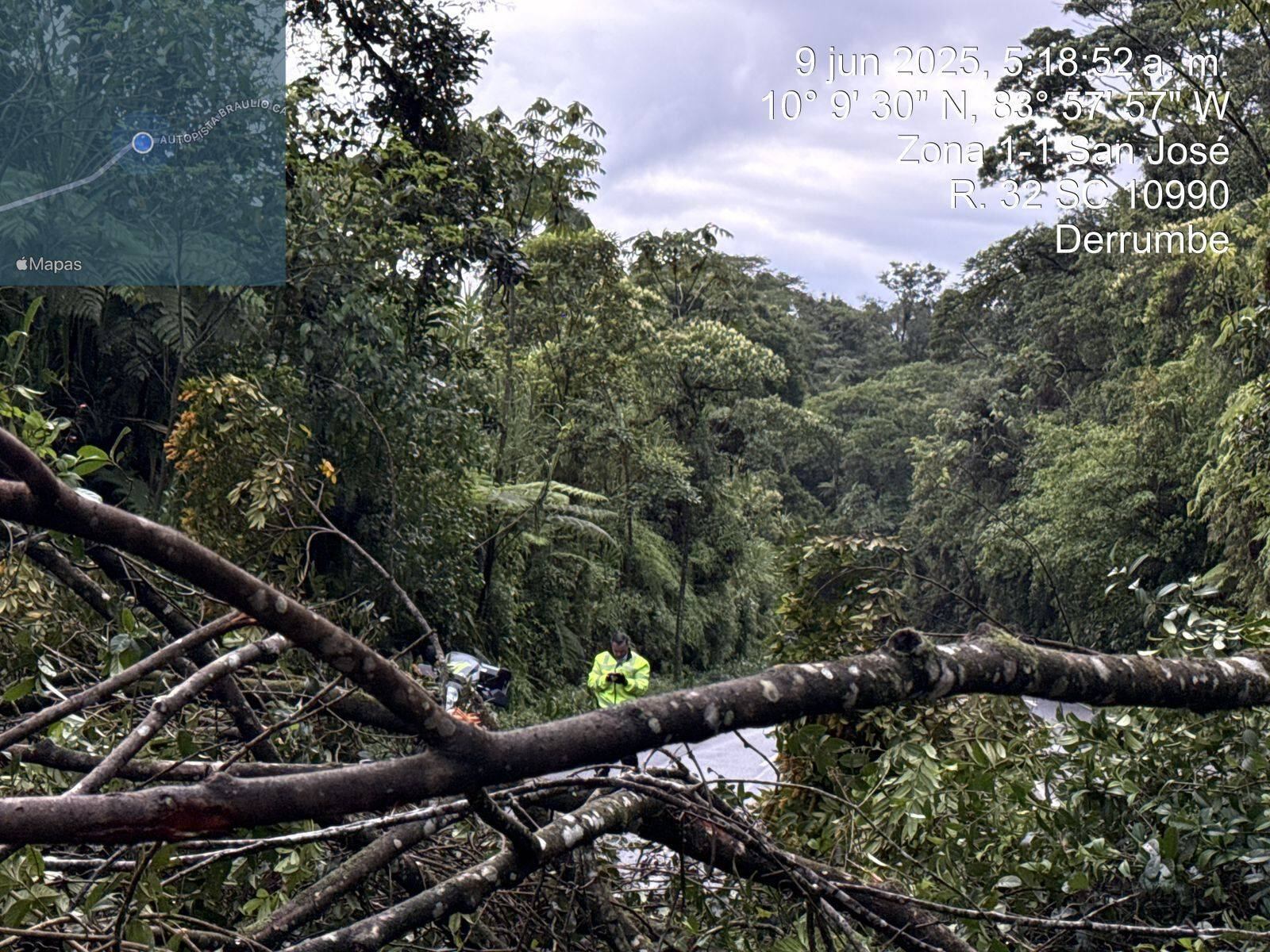 Detalle de uno de los desprendimientos de materiales sobre ruta 32 este lunes 9 de junio. Fotografía: