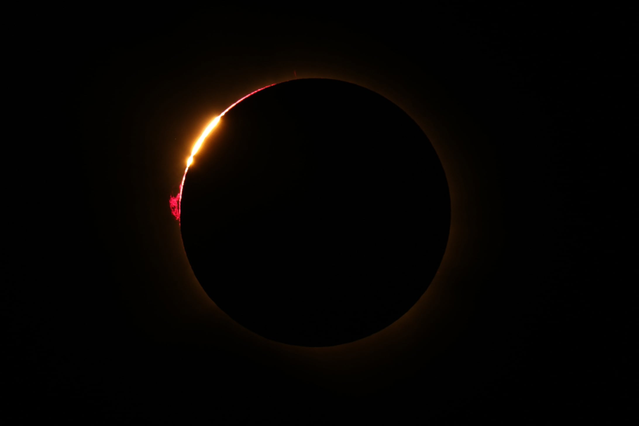 El efecto «anillo de diamante» se observa justo antes de la fase total del eclipse solar total, tal como se vio desde Lodoso, en la provincia de Burgos, el 12 de agosto de 2026. Millones de europeos contemplaron hoy el cielo con asombro durante un raro eclipse solar total que sumirá a una franja de España en una inquietante oscuridad diurna. La sombra proyectada cuando la Luna cubre al Sol comenzó en el remoto norte ártico de Rusia alrededor de las 17:00 GMT y continuó en un arco a través de Groenlandia e Islandia. España fue el lugar donde la mayoría de la gente observó el eclipse total, que atravesó el país en diagonal desde la costa atlántica del norte hasta el mar Mediterráneo, donde desapareció alrededor de las 18:30 GMT. (Foto de César MANSO / AFP)