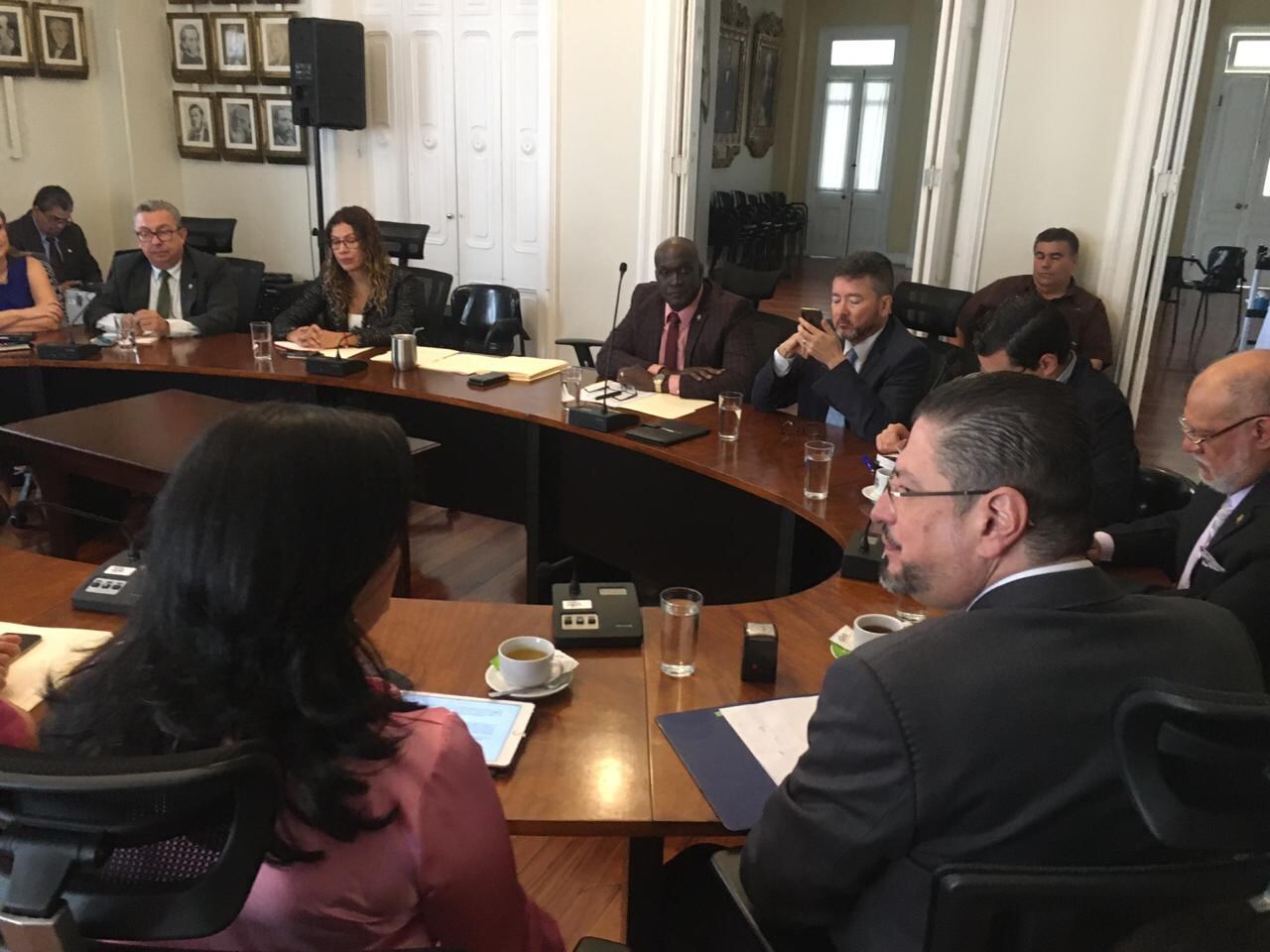Pilar Garrido y Rodrigo Chaves, ministros de Planificación y de Hacienda, respectivamente, presentan medidas para paliar efectos del covid-19 en el país, en reunión de jefes de fracción, en la Asamblea Legislativa. Foto: Cortesía de Restauración Nacional.