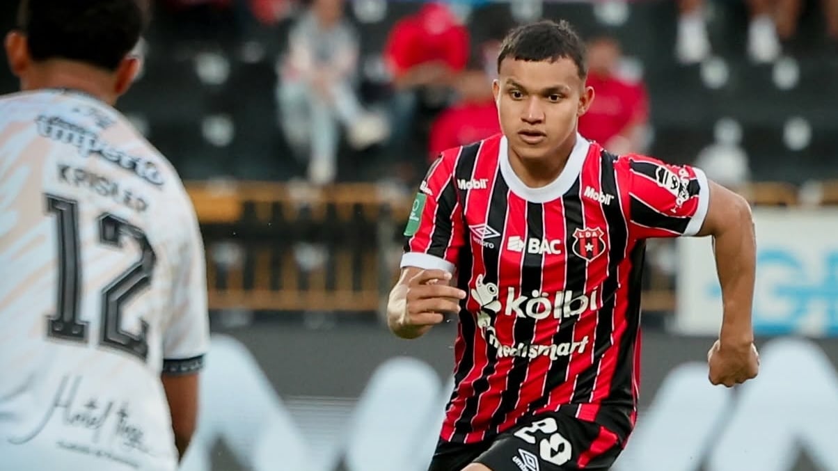 Yerlan Sosa debutó en la Primera División con Liga Deportiva Alajuelense el 15 de agosto y en ese partido salió expulsado por acumulación de amarillas.