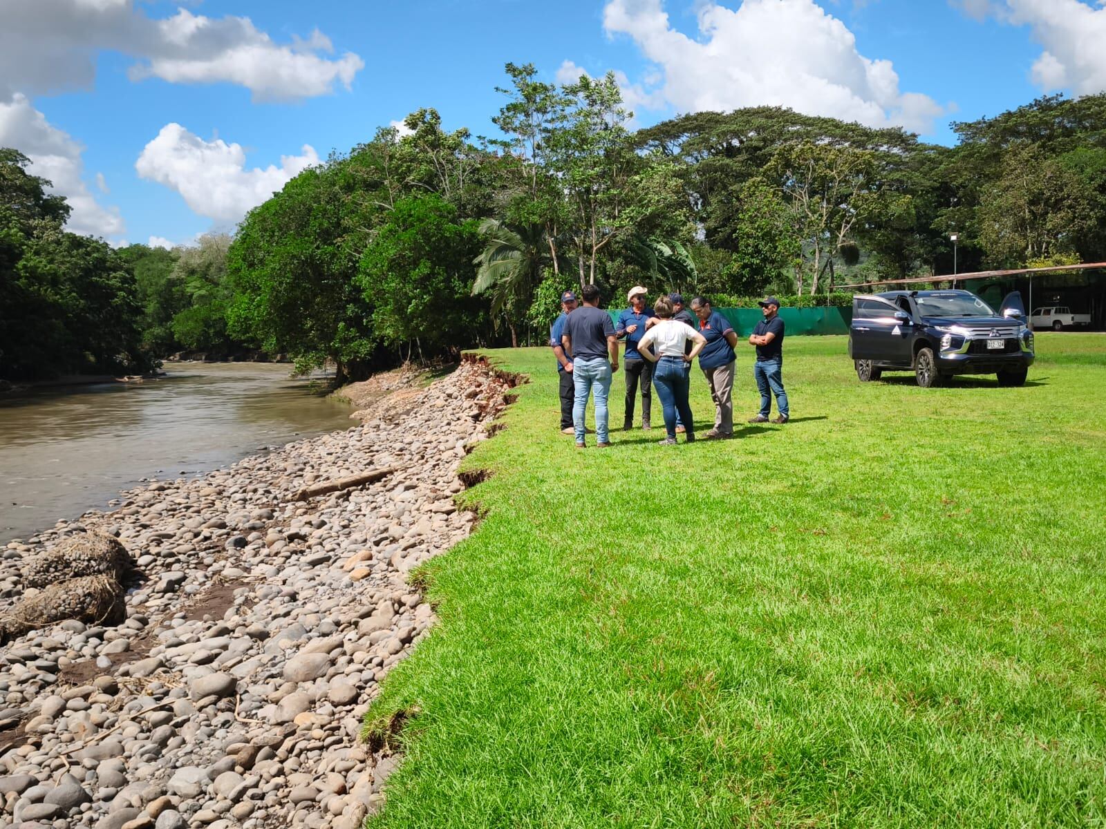 Las crecidas de ríos en Sarapiquí generaron erosión en los suelos y daños en varios puentes y un dique. Foto: Cortesía CNE.