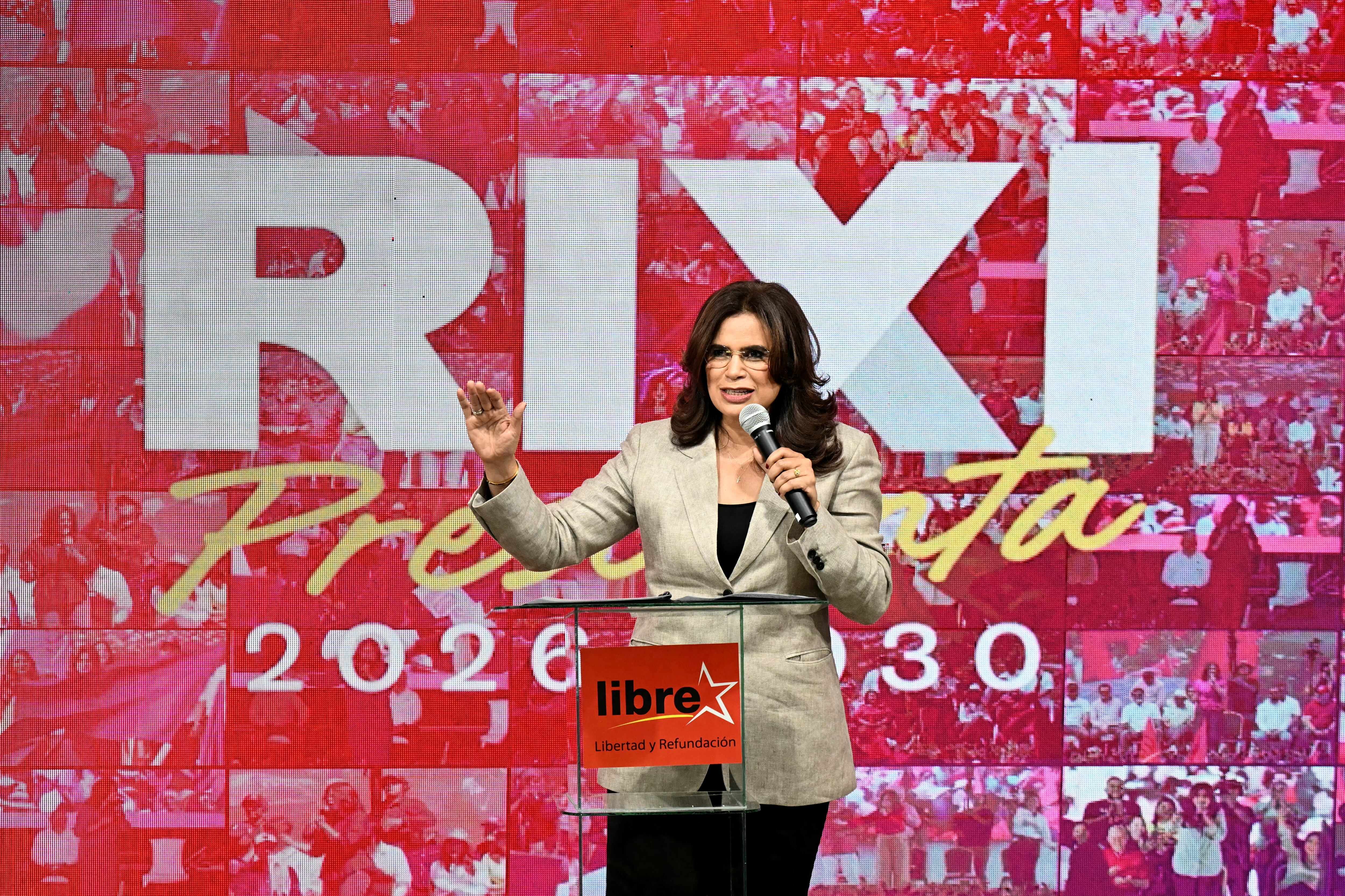 La candidata presidencial hondureña Rixi Moncada, del partido de izquierda Libertad y Refundación (LIBRE), ofrece una conferencia de prensa en Tegucigalpa el 29 de noviembre de 2025, un día antes de las elecciones presidenciales. Hay una reñida contienda entre tres candidatos para convertirse en presidente de Honduras el domingo. A la izquierda está Moncada, quien critica duramente a "la oligarquía", a la derecha un magnate de la construcción y un presentador de televisión, quienes advierten sobre la amenaza comunista.