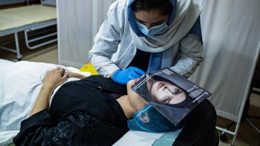Bótox bajo el burka: las cirugías estéticas están de moda en el Afganistán de los talibanes