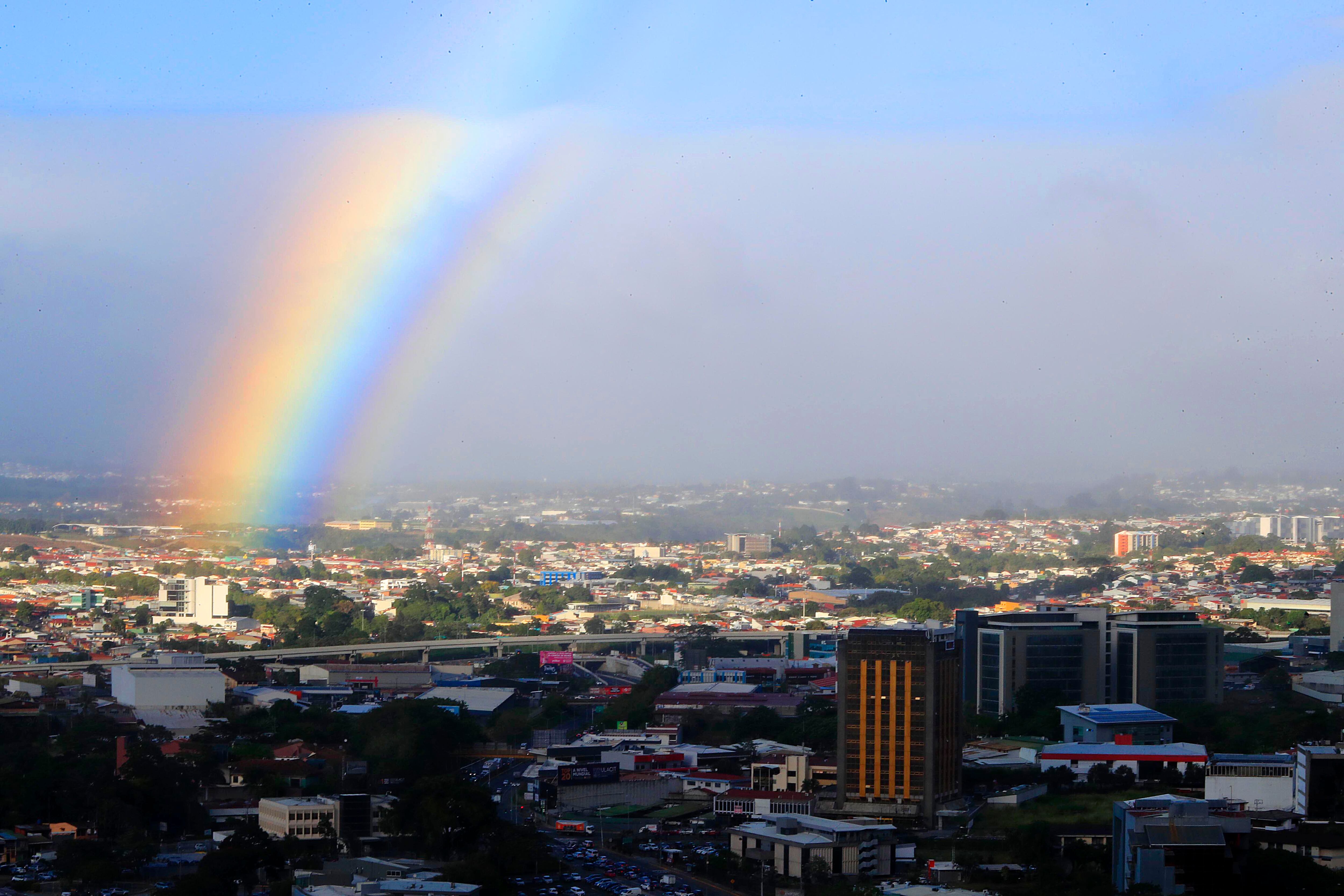 19/12/2023 San José. La llovizna vespertina y los rasantes rayos del sol se conjugaron para crear un hermoso arcoiris hacia el norte de la ciudad. La escena fue captada desde la azotea del Banco Nacional.