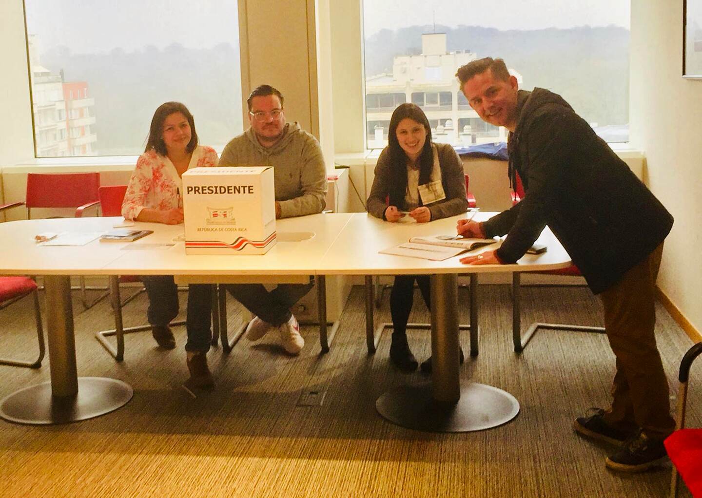 01/04/2018. Bélgica. Alexander Molina, costarricense que vive en Bélgica, votó este domingo en en el Consulado de Costa Rica para el Reino de Bélgica, Gran Ducado de Luxemburgo y Unión Europea. Molina manejó 124 kilómetros para poder ejercer su voto en la localidad de Knokke en Bruselas. Este domingo se lleva a cabo la segunda ronda electoral en la cual se disputan la Presidencia de la República los candidatos Carlos Alvarado, del Partido Acción Ciudadana (PAC), y Fabricio Alvarado, de Restauración Nacional.
Fotos: Mayela López