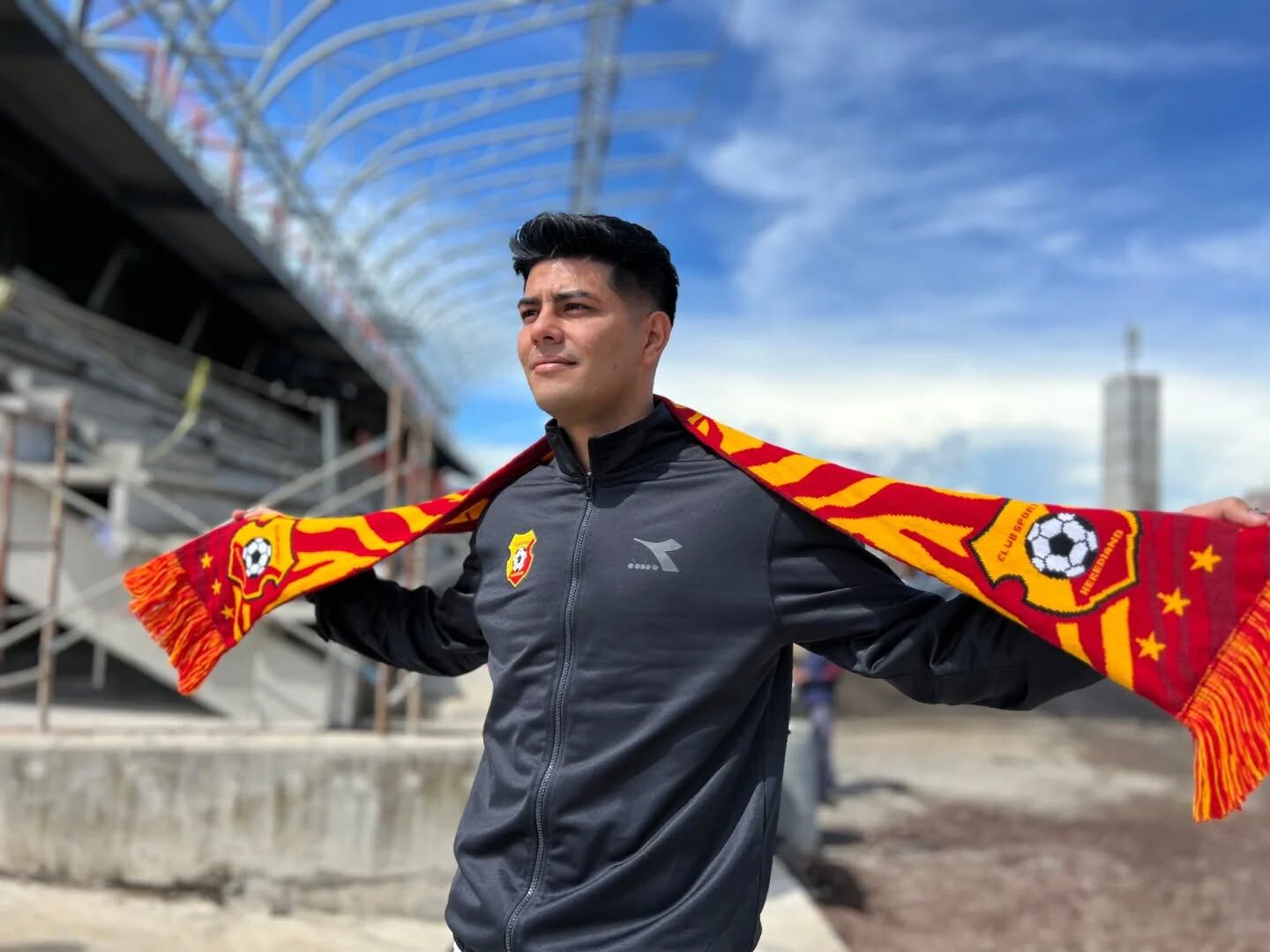 Joshua Navarro se mostró por primera vez como el nuevo futbolista de Herediano.