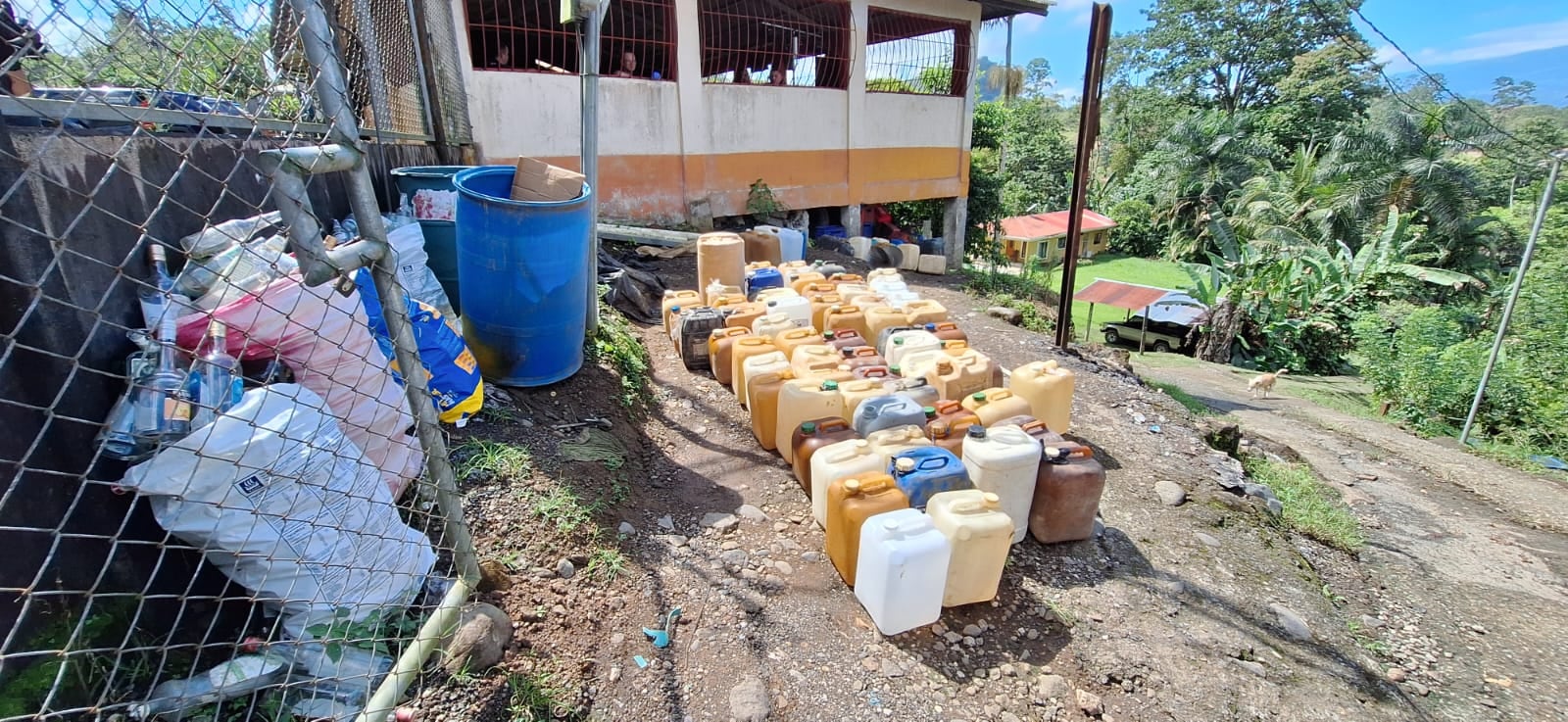 Pichingas decomisadas por robo de combustibles de Recope en Turrialba