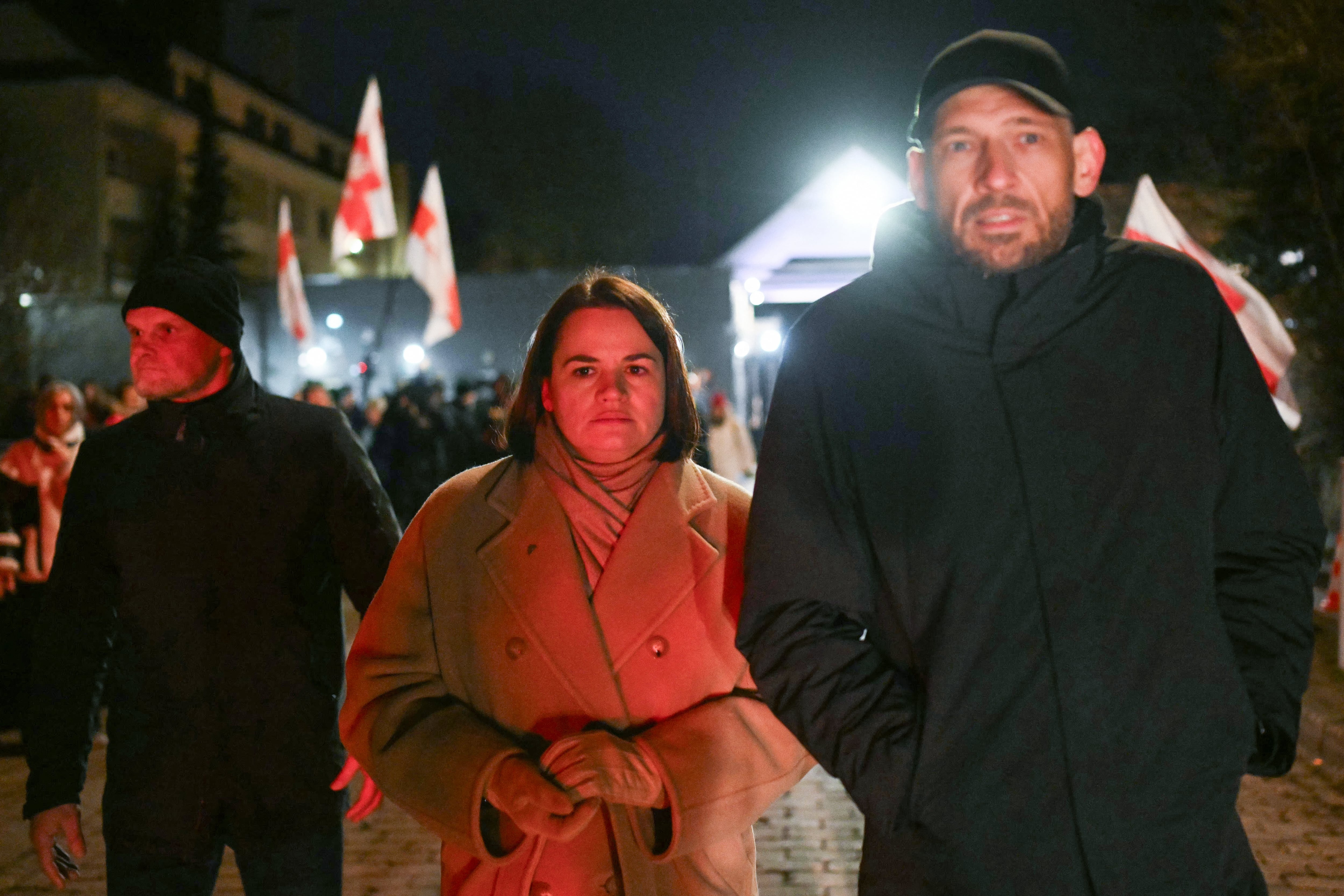 La líder opositora y activista política bielorrusa Sviatlana Tsikhanouskaya es fotografiada en la embajada de Estados Unidos en Vilna, Lituania, el 13 de diciembre de 2025. La dirigente opositora Maria Kolesnikova y el premio Nobel de la Paz Ales Bialiatski quedaron en libertad junto a otros 121 presos políticos, según informaron organizaciones de derechos humanos, tras un acuerdo mediado por Estados Unidos. (AFP)