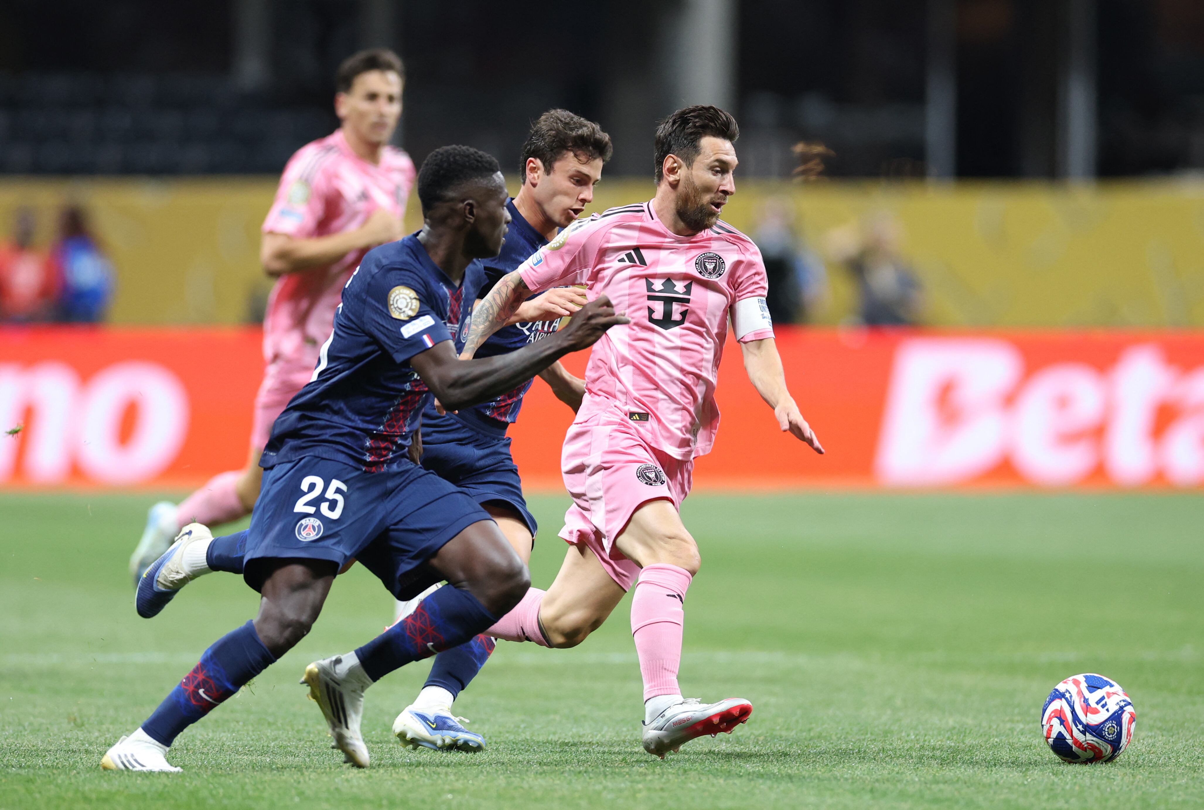 Lionel Messi trata de superar la marca de Nuno Mendes y Pedro Goncalves. Esta fue una de las últimas apariciones del argentino en un gran torneo.