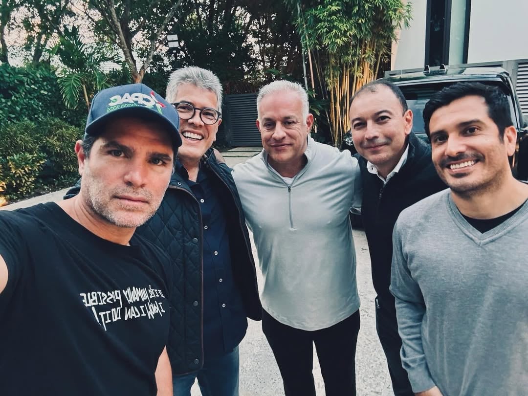 En la fotografía, Quirós aparece junto al mexicano Eduardo Verástegui, el empresario afín al chavismo y dueño de ¡OPA!, Carlos Valenciano, y el presentador de El Octavo Mandamiento, Jorge Obando.
