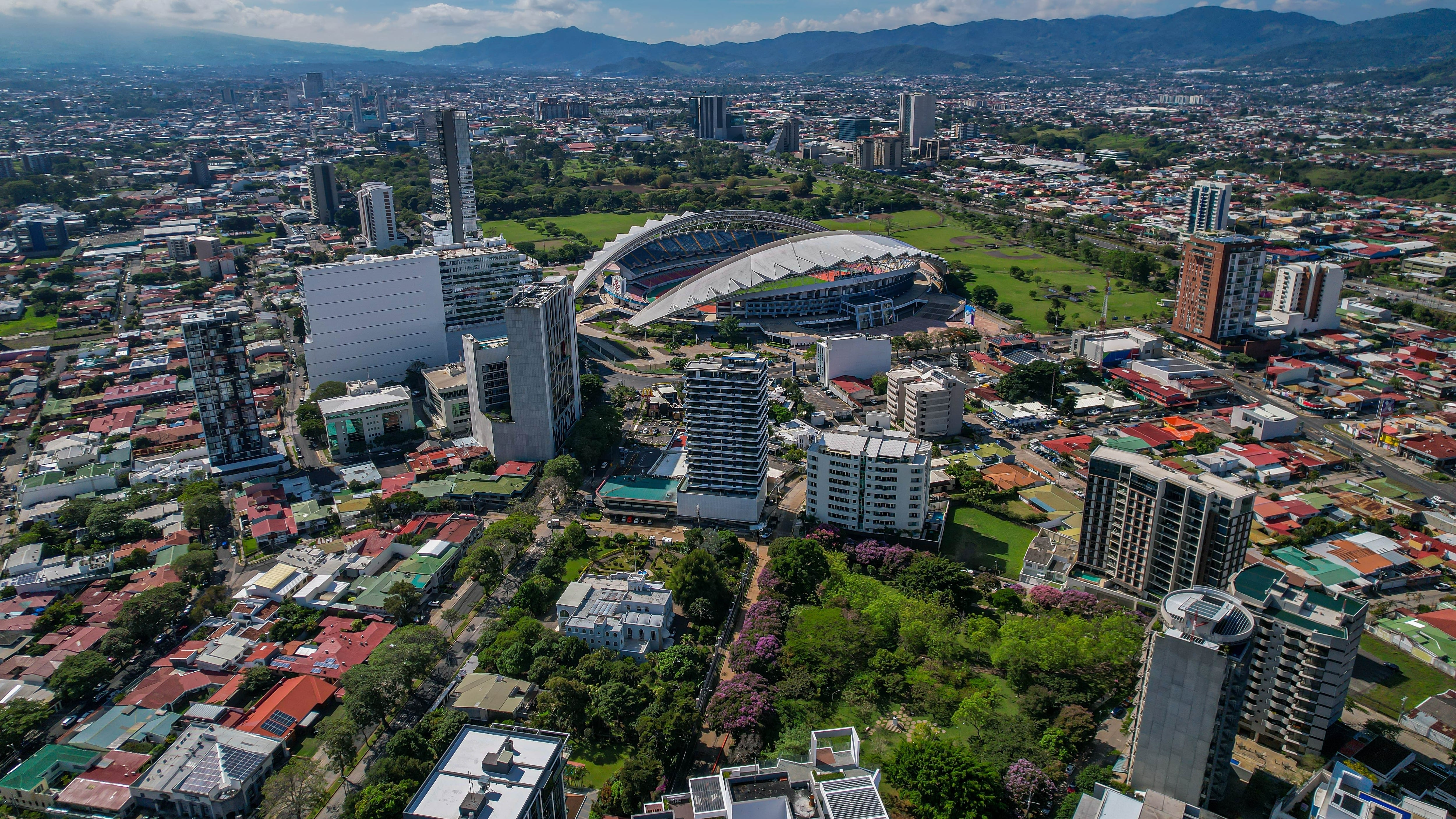 Vista aérea de San José, La Sabana, edificios y casas en la capital 2023