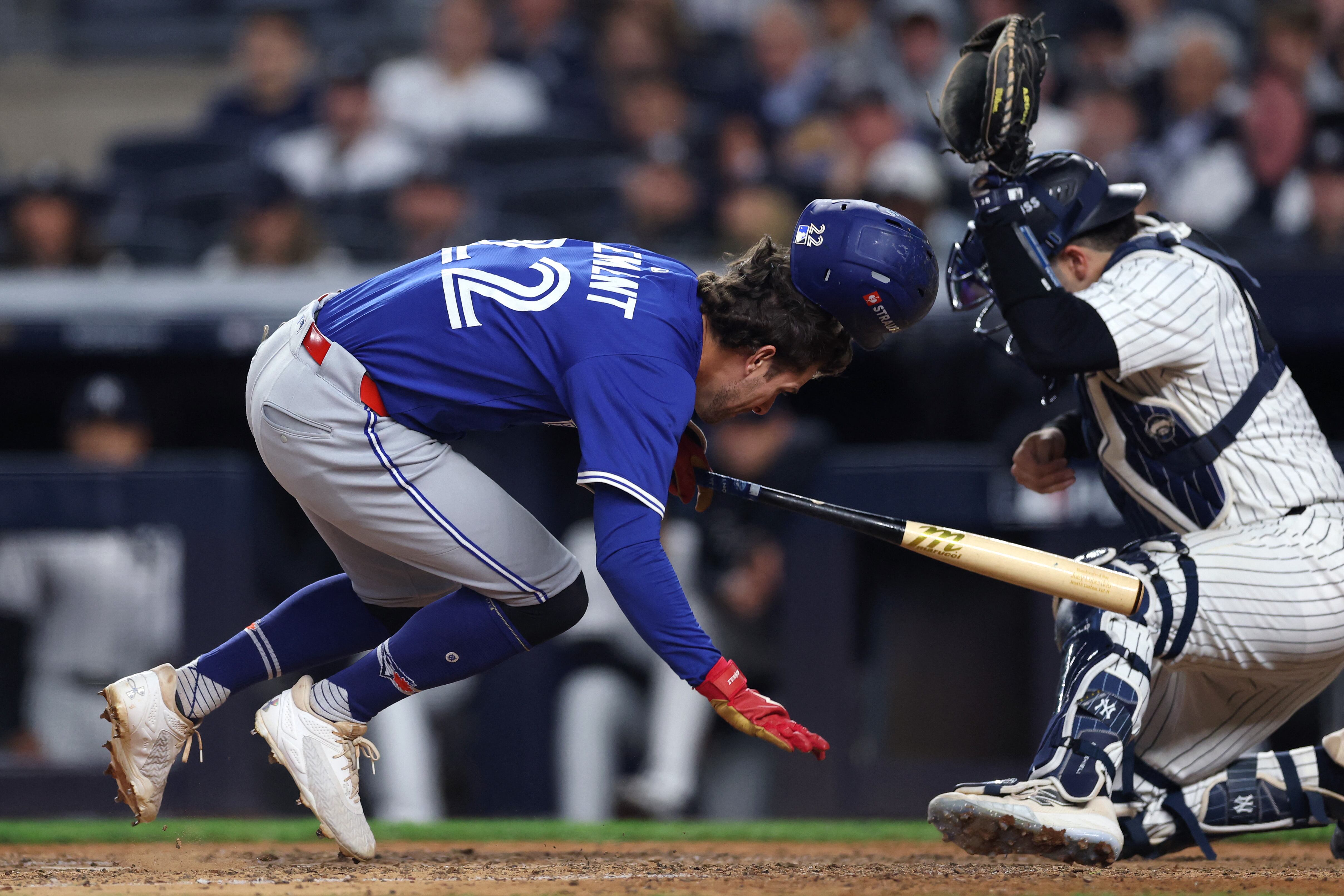 Ernie Clement de los Azulejos de Toronto cae tras recibir un pelotazo en la octava entrada del partido ante los Yanquis de Nueva York.
