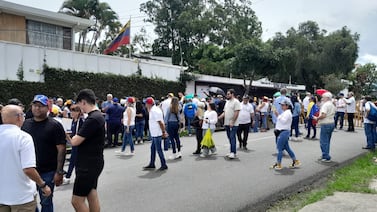 Venezolanos votan en Costa Rica con esperanzas de cambio, pese a restricciones y temores de fraude