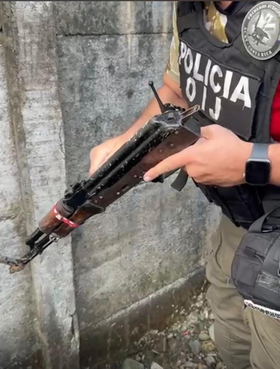 Un fusil fue decomisado en uno de los seis allanamientos del OIJ en Atlántida de Limón, contra un grupo vinculado con Tony Peña Russell.