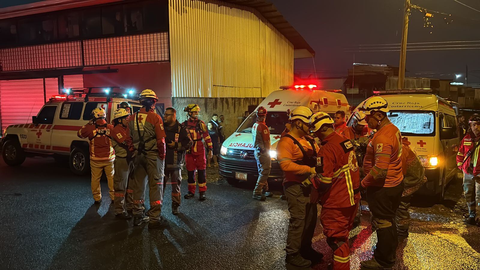La Cruz Roja y Bomberos trabajaron en el rescate de 25 personas afectadas tras el colapso de tres viviendas en Guararí luego de que un alud las arrastrara hasta la margen del río. Foto Cruz Roja.