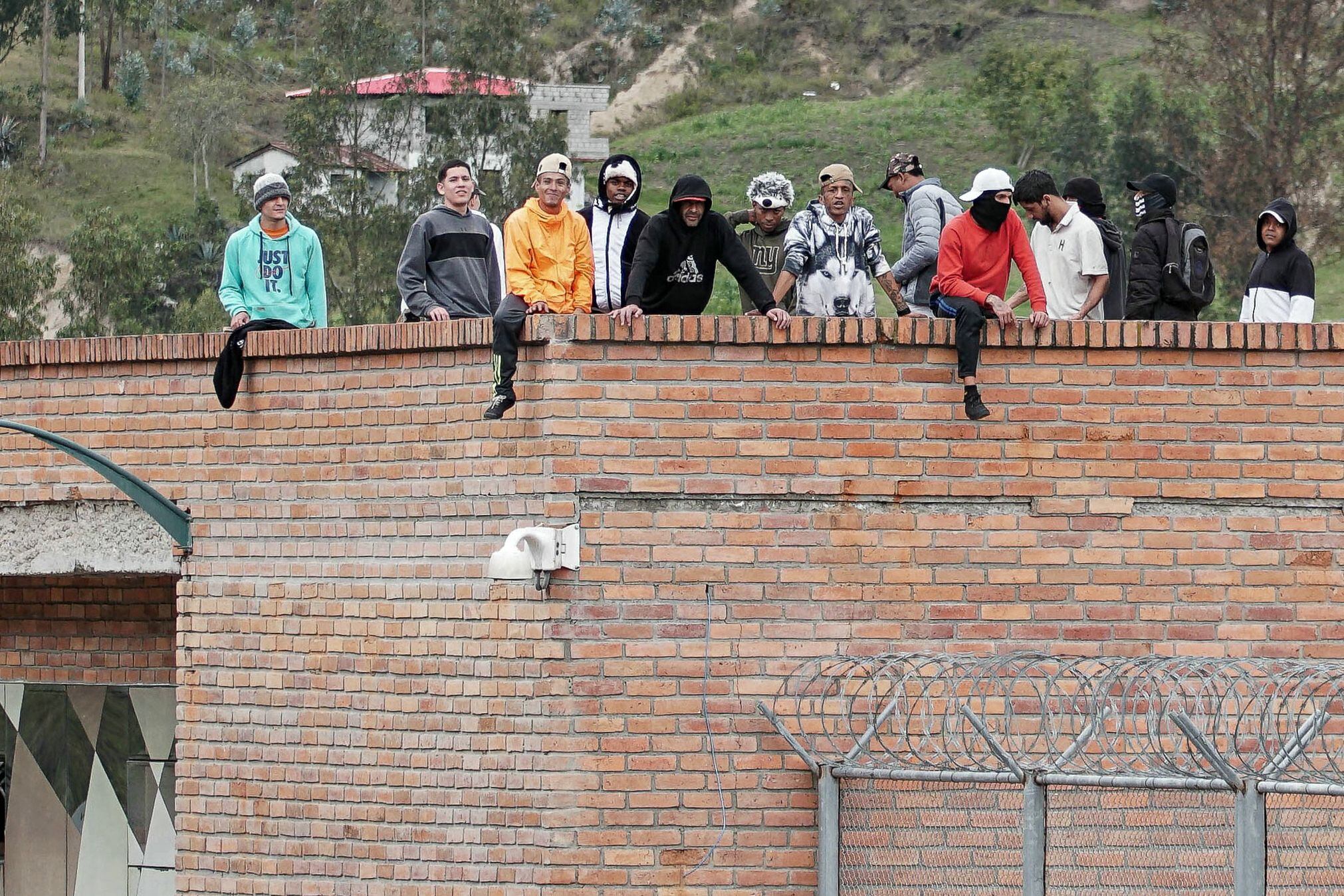Los reclusos permanecen en el techo de la prisión de Turi, donde los guardias de la prisión son rehenes, en Cuenca. Se cree que el líder de la principal banda criminal de Ecuador, Adolfo Macías, alias "Fito", escapó "horas antes" de un operativo en el penal donde cumplía condena, dijo este lunes el secretario general de Comunicación, Roberto Izurieta.