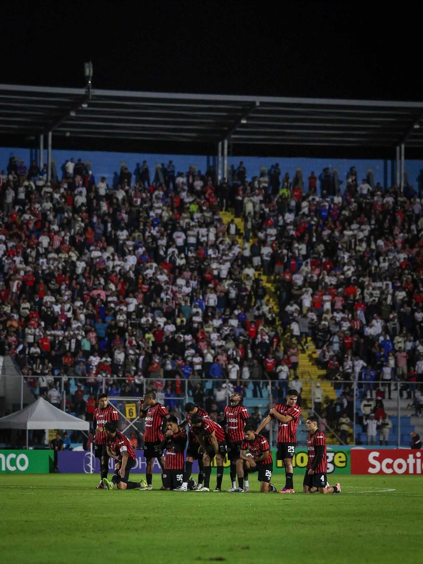 En Liga Deportiva Alajuelense sentían que le iban a ganar a Olimpia en penales. Fue otra noche de alegría rojinegra en el "Chelato" Uclés.