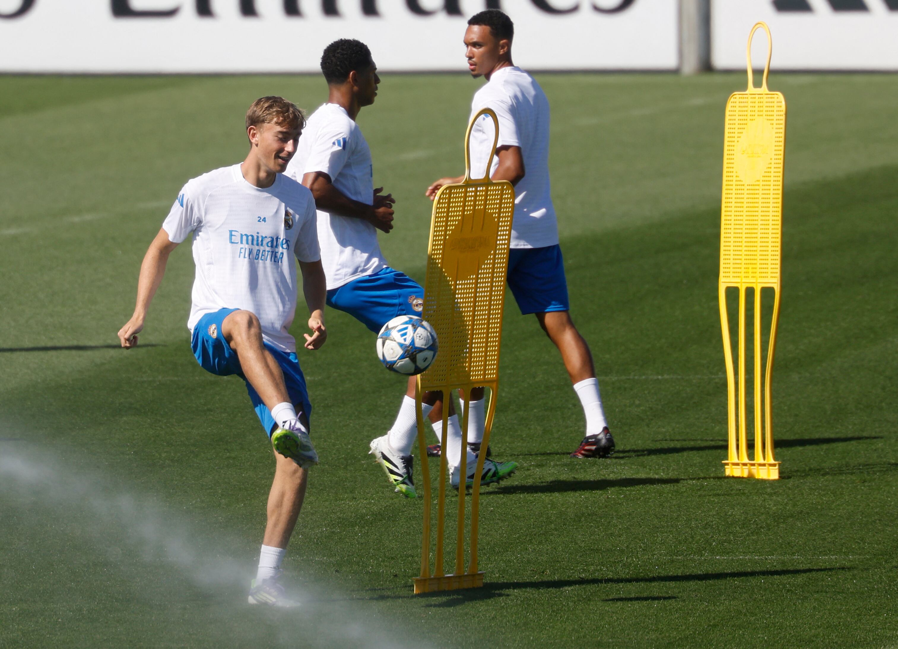 El defensor del Real Madrid Dean Huijsen participa en el entrenamiento el día antes del partido ante el Olympique de Marsella por la Champions League.