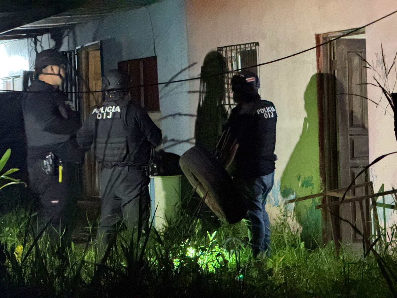 Agentes del OIJ este jueves en allanamientos para dar con los responsables de ataque ocurrido en agosto de 2024 en barrio Limoncito. Fotografía: