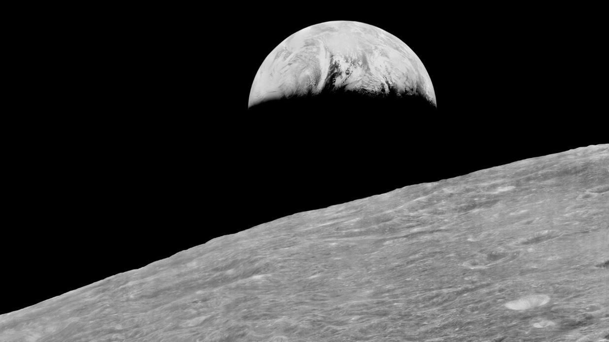 La primera foto de la Tierra desde la Luna, tomada por la Lunar Orbiter 1 en 1966, celebra su 58 aniversario.