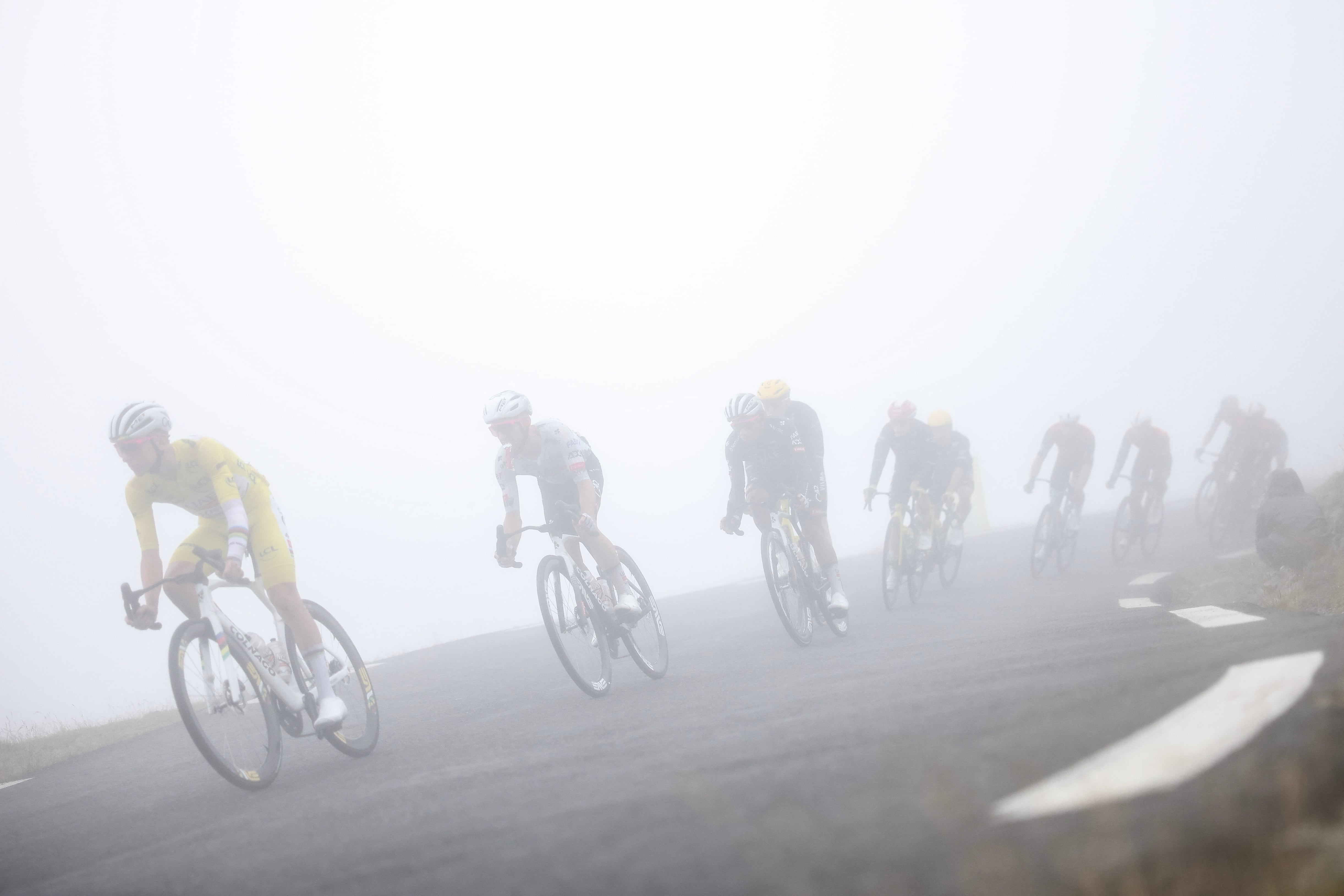 Tadej Pogacar (de primero) decidió no tomar riesgos en la peligrosa etapa reina del Tour de Francia.