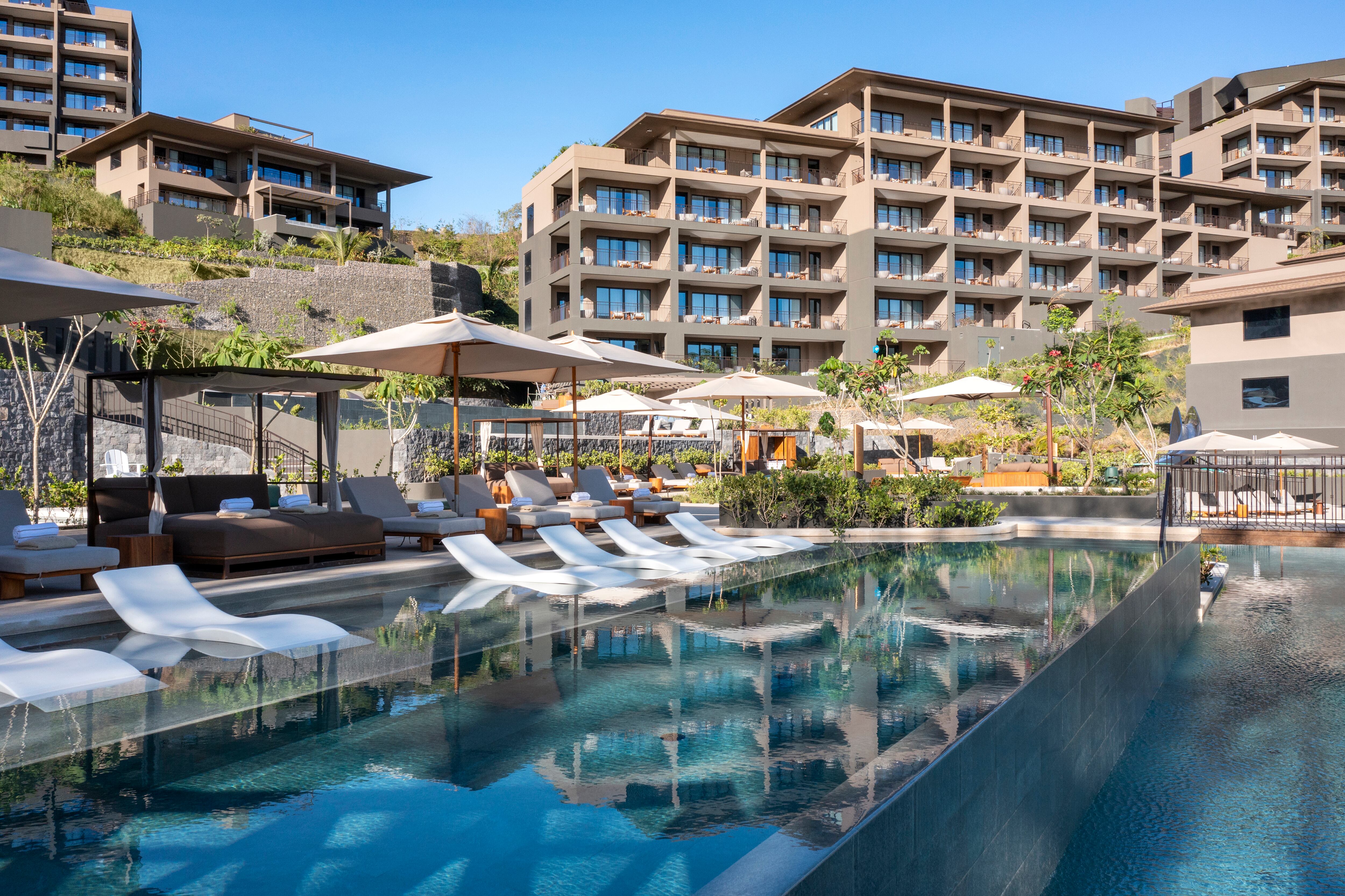 Vista panorámica de un área de piscina en un hotel.