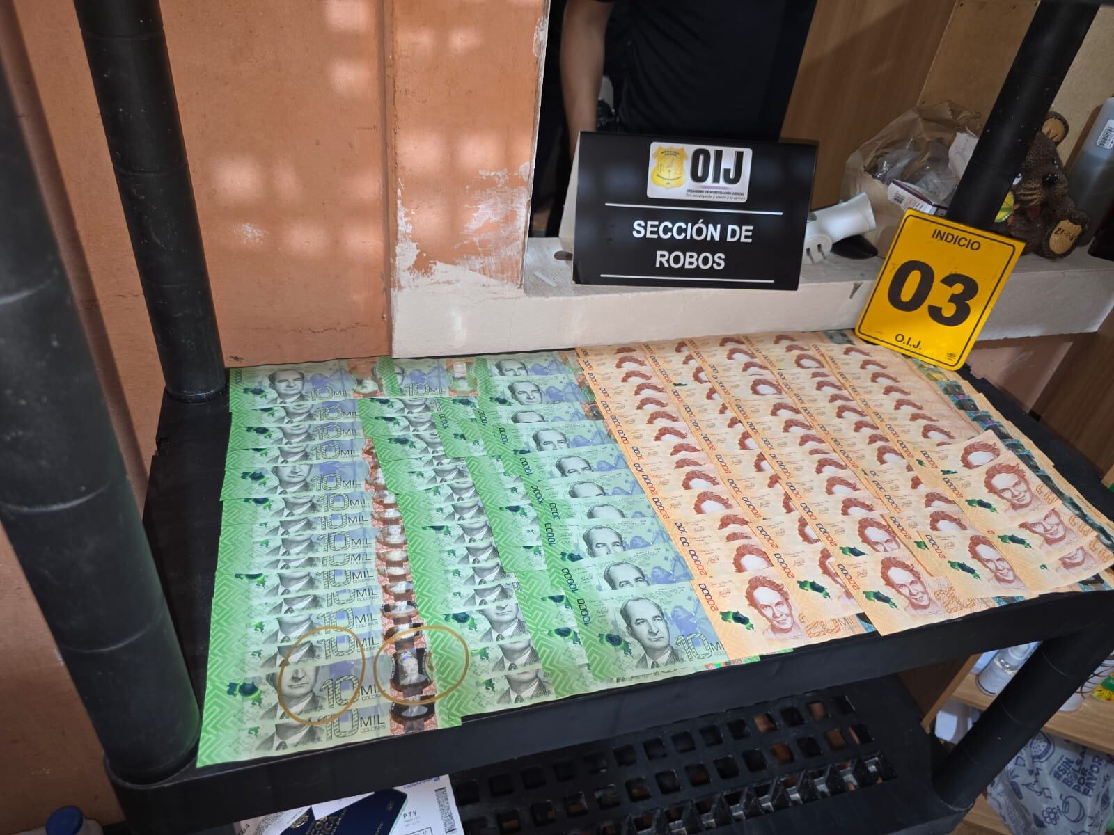 La mayor parte del dinero decomisado a uno de los miembros de la banda los acetilenos, vinculado al robo en un supermercado Palí, estaba en billetes de 10 y 20 mil.