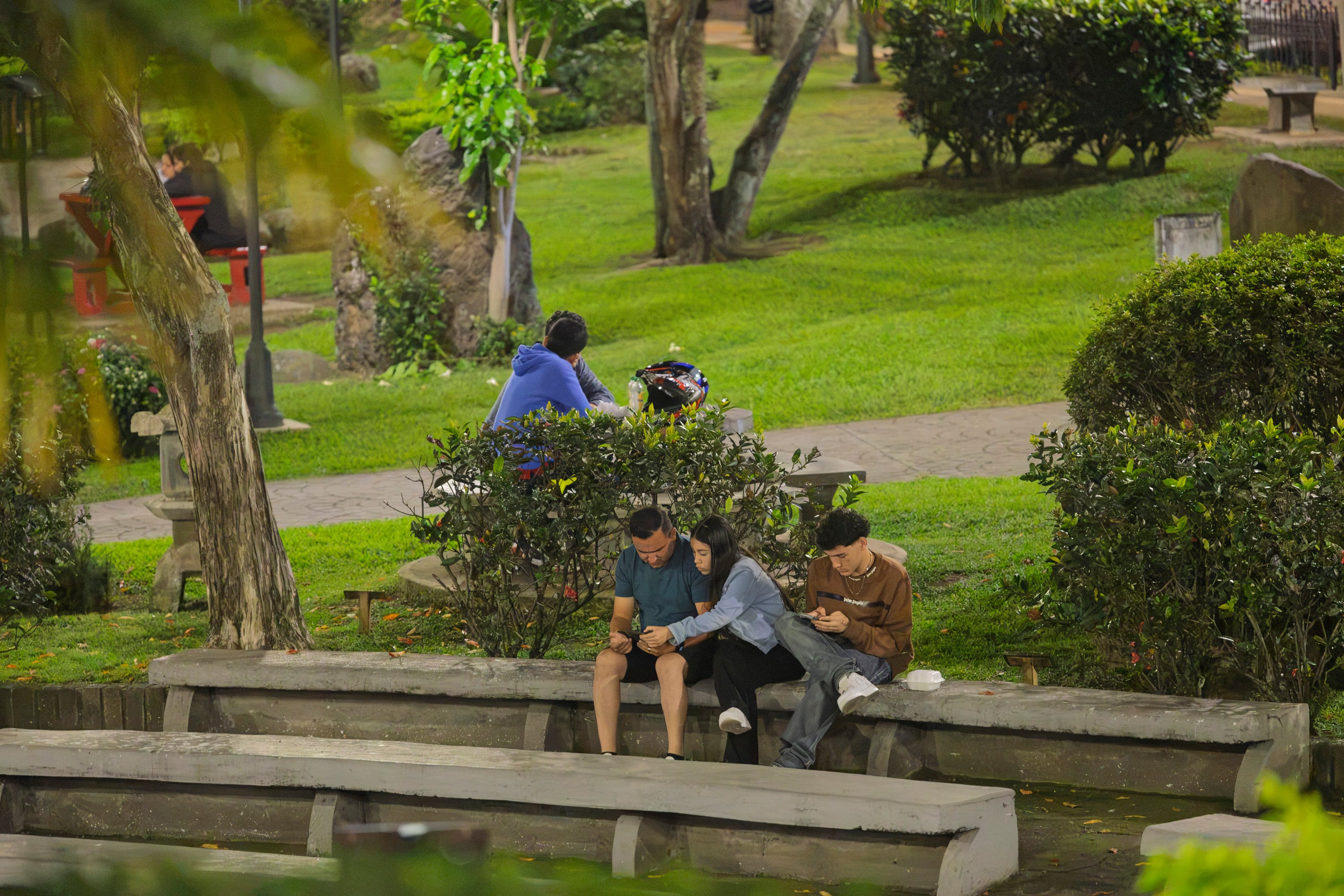 MATERIAL ECLUSIVO DE REVISTA DOMINICAL.
07/08/2026, San José, San Francisco de Dos Ríos, fotografías para ver como es el movimiento de las personas en el Parque Okayama durante la noches, despues de su remodelación.