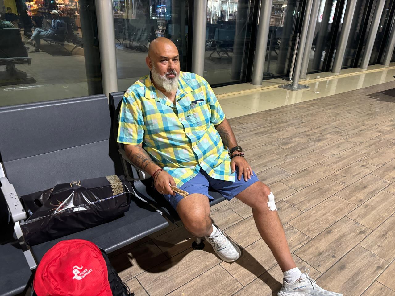 Christian Castro en el aeropuerto ya listo para regresar y terminar de recuperarse en Costa Rica. Fotografía: Fanny Tayver