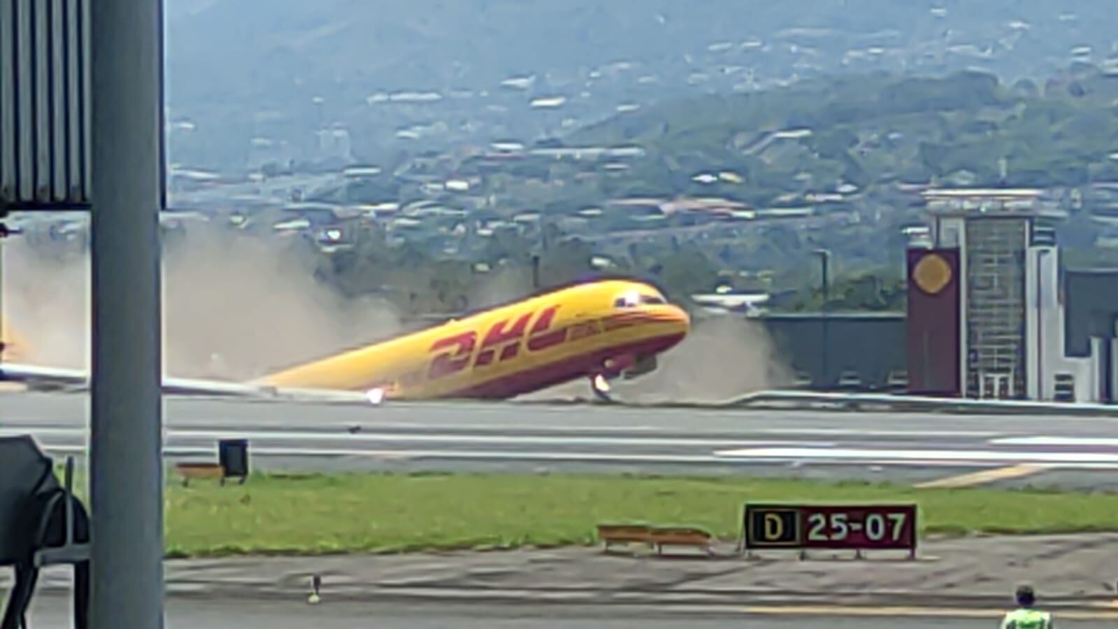 Avión DHL. Foto Bomberos.