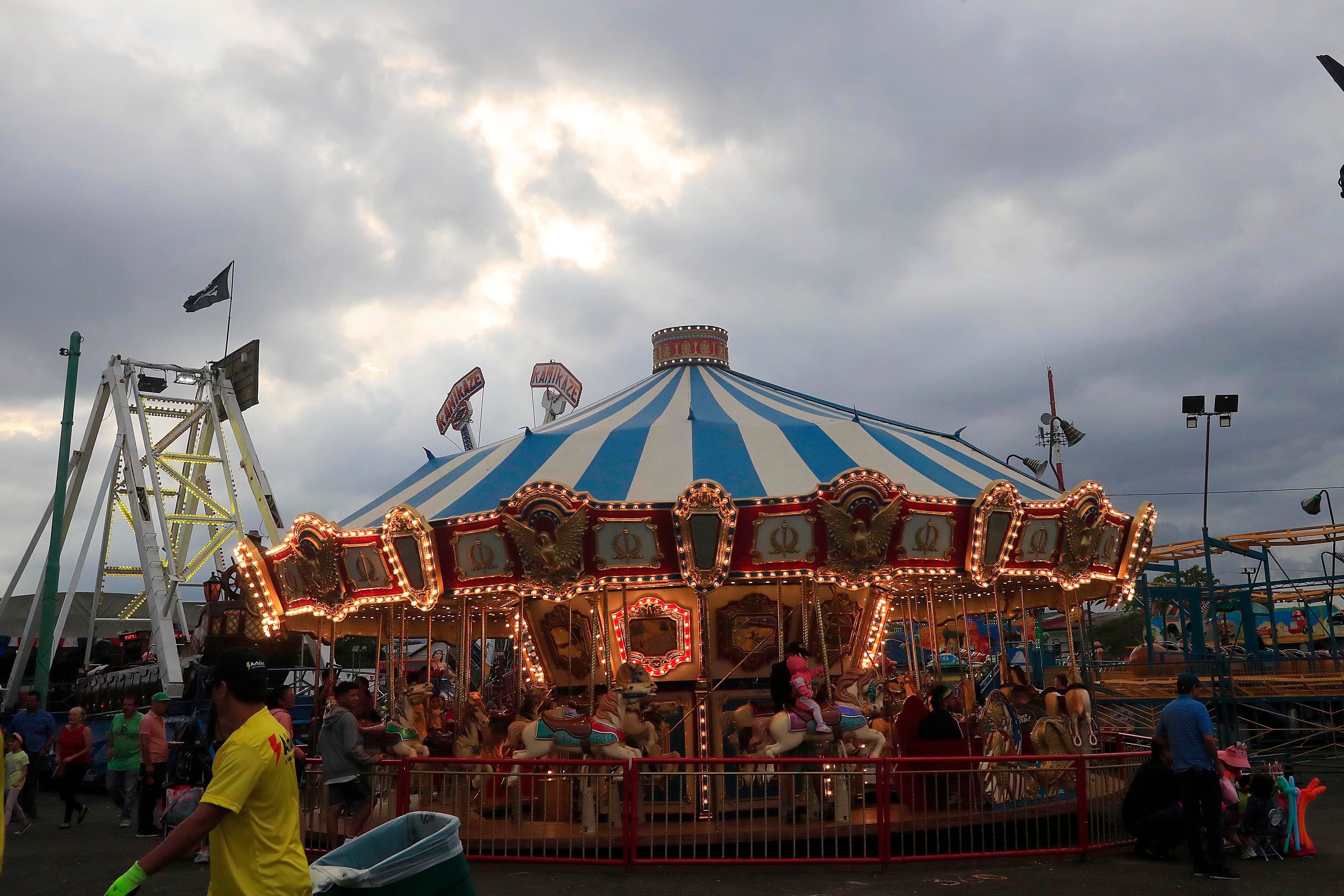 26/12/2023 Zapote. Mucho movimiento se apreció este martes, durante la tarde noche, en el campo ferial. Gran cantidad de gente disfrutó las comidas y de los juegos mecánicos.