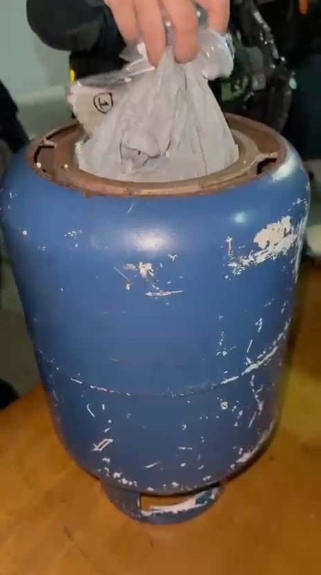 Oficiales de la Fuerza Pública decomisaron en María Reina de Hatillo, un cilindro de gas que era usado para ocultar drogas.