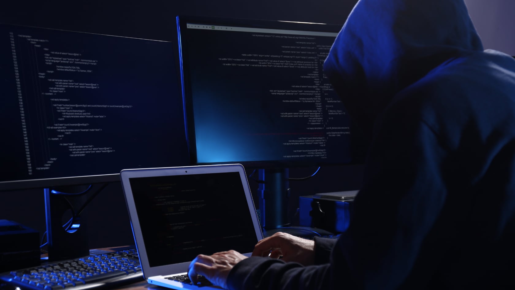 Existen ataques sin clic que aprovechan fallas en navegadores, pero son evitables con sistemas y navegadores actualizados.