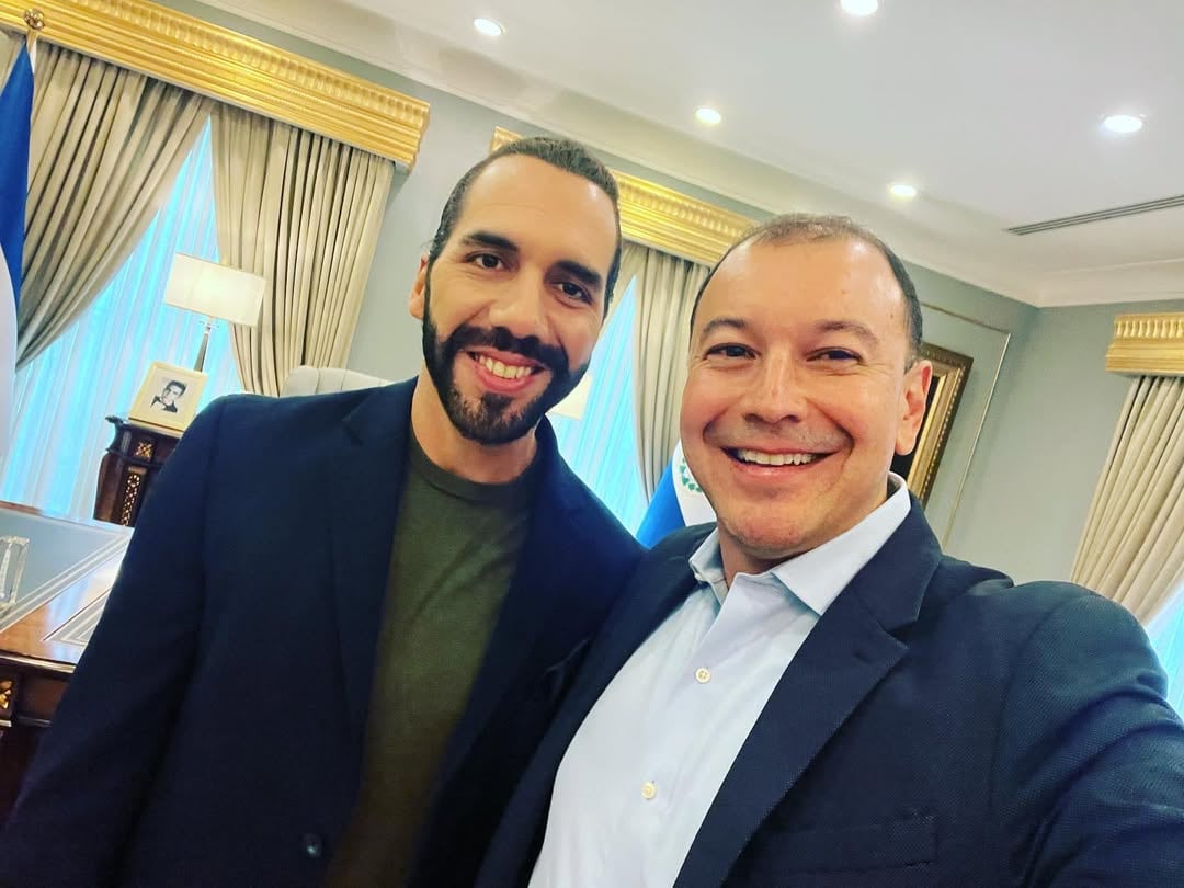 Danny Quirós junto al mandatario de El Salvador, Nayib Bukele.