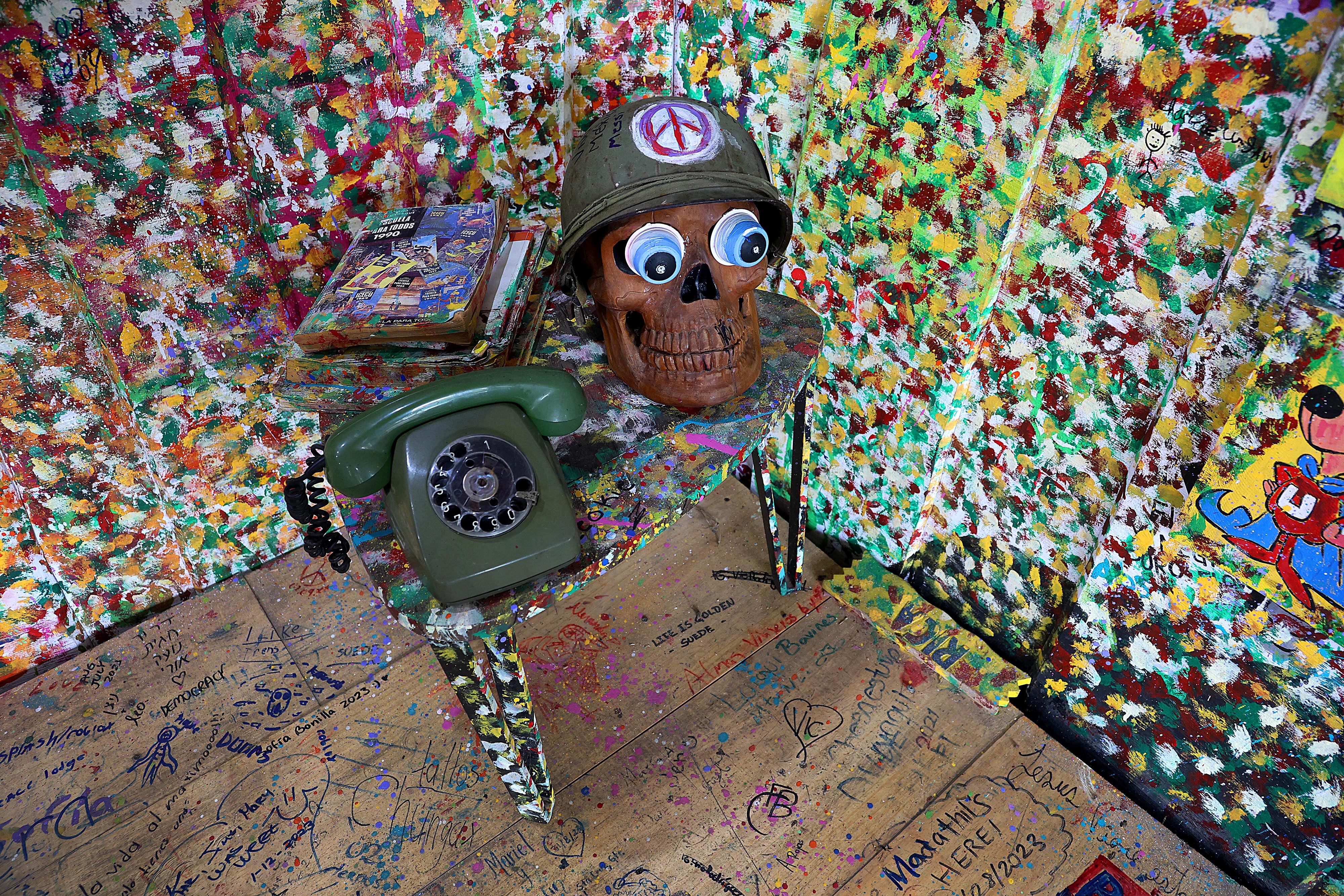 10/04/2024 Poasito de Alajuela. Café Pura Vida, en ruta hacia el Volcán Poás, unos 10 kilómetros antes del parque nacional, es un acogedor y encantador lugar que muestra desde la entrada hasta las paredes, cuadros y figuras, todas pintadas por su propietario Gustavo Sobrado, mucho de la idiosincracia costarricense. Sobrado, de hecho, afirma que su propósito es ofrecer hospitalidad a los turistas, sobre todo extranjeros, y que sientan que los ticos somos "pura vida" y que se lleven la mejor impresión del país. Foto: Rafael Pacheco Granados