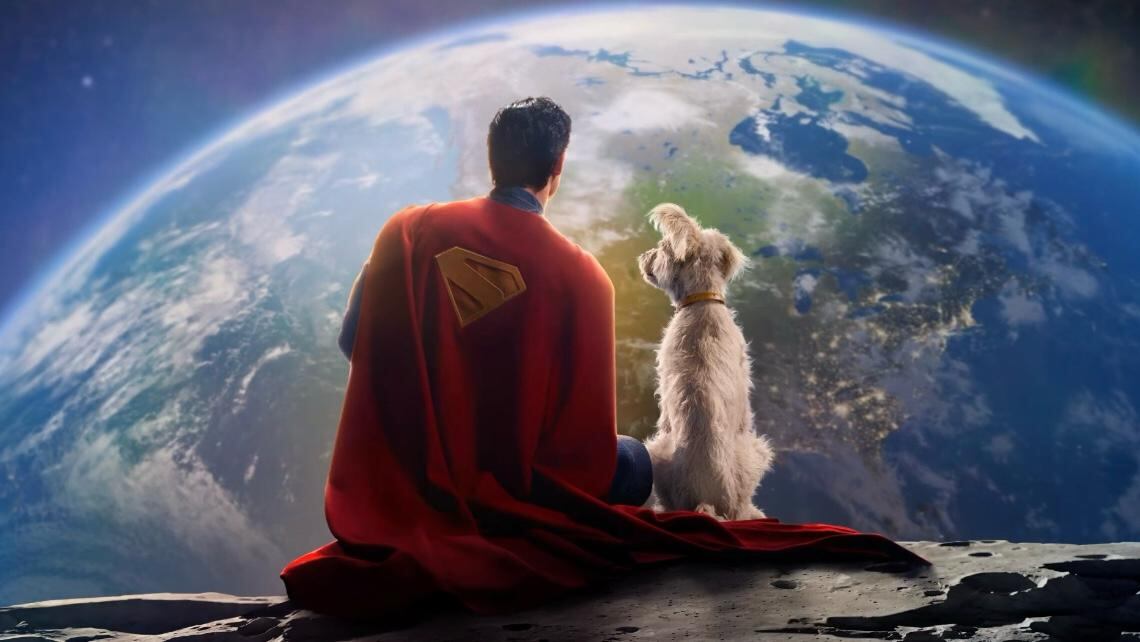 Imagen promocional 'Superman', en la que aparece David Corenswet como el Hombre de Acero junto con el perro Krypto.
