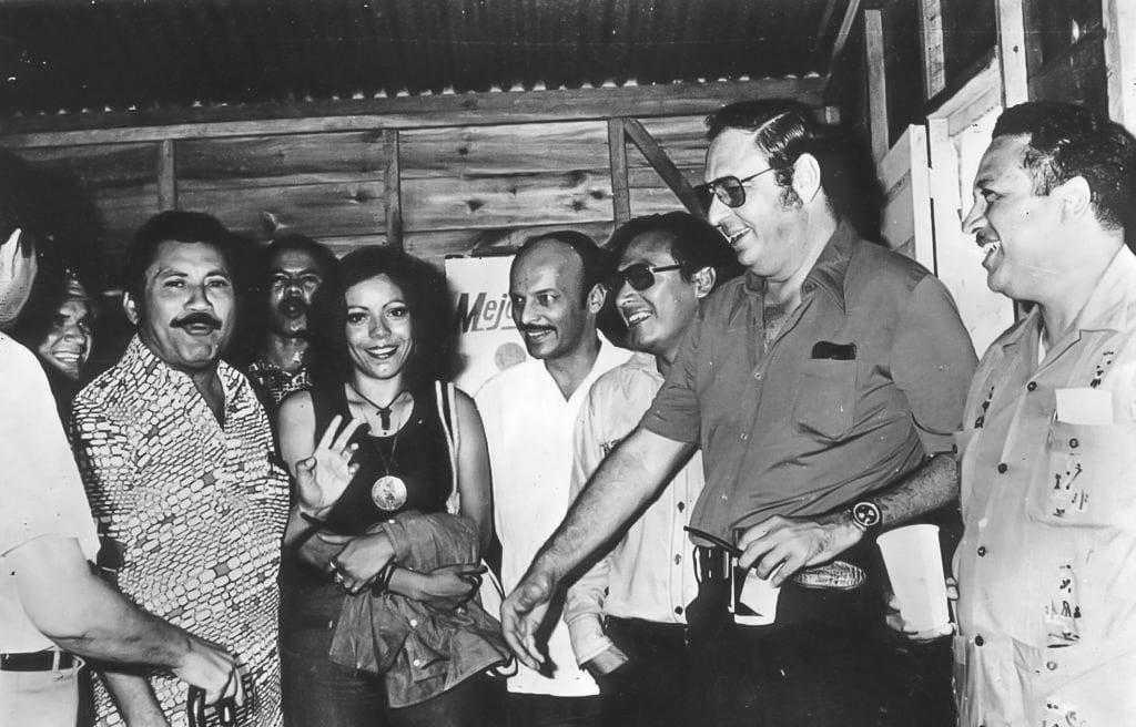 En una celebración del diario, el doctor Pedro Joaquín Chamorro Cardenal departe con los empleados, entre ellos su secretaria, Rosario Murillo, quien se convertiría en uno de los verdugos de La Prensa junto a su esposo Daniel Ortega. Foto: Archivo La Prensa/ MAGAZINE.