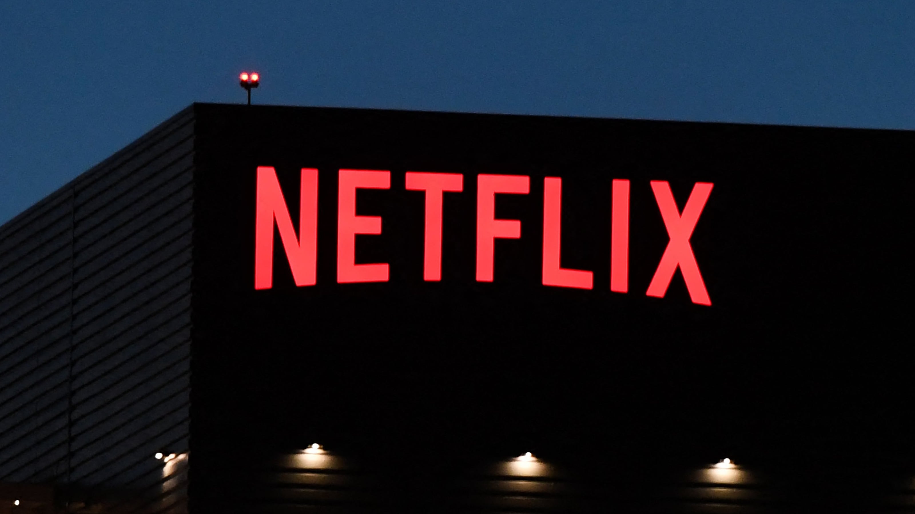 (FILES) In this file photo taken on October 19, 2021, the Netflix logo is seen on the Netflix, Inc. building on Sunset Boulevard in Los Angeles, California. - Streaming giant Netflix has suspended its service in Russia, US media reported on March 6, 2022, in protest of Moscow's invasion of Ukraine. (Photo by Robyn Beck / AFP)