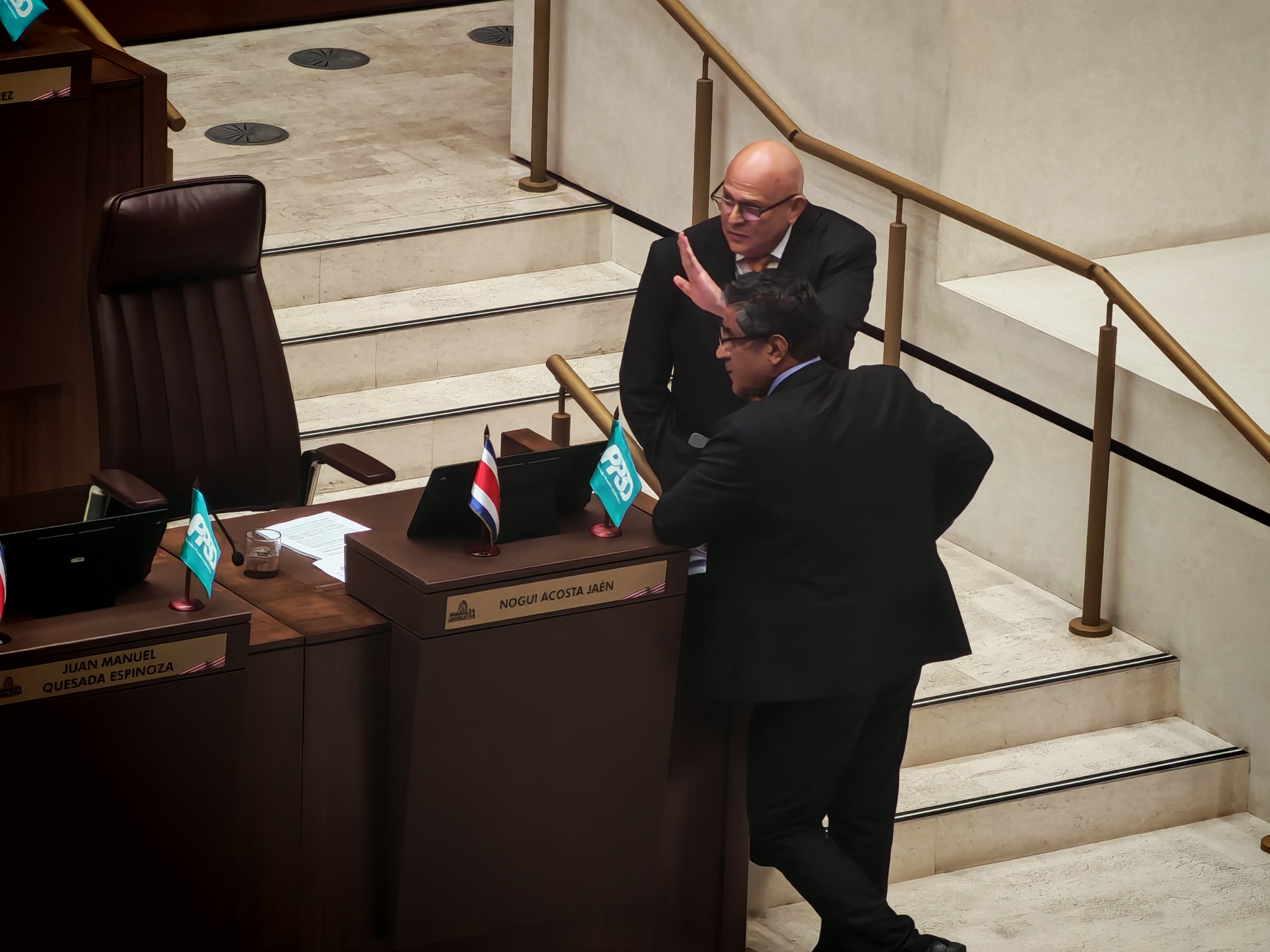 Fernando Obaldía y Nogui Acosta. El diputado Fernando Obaldía conversa con el jefe de fracción del PPSO, Nogui Acosta, en el plenario.