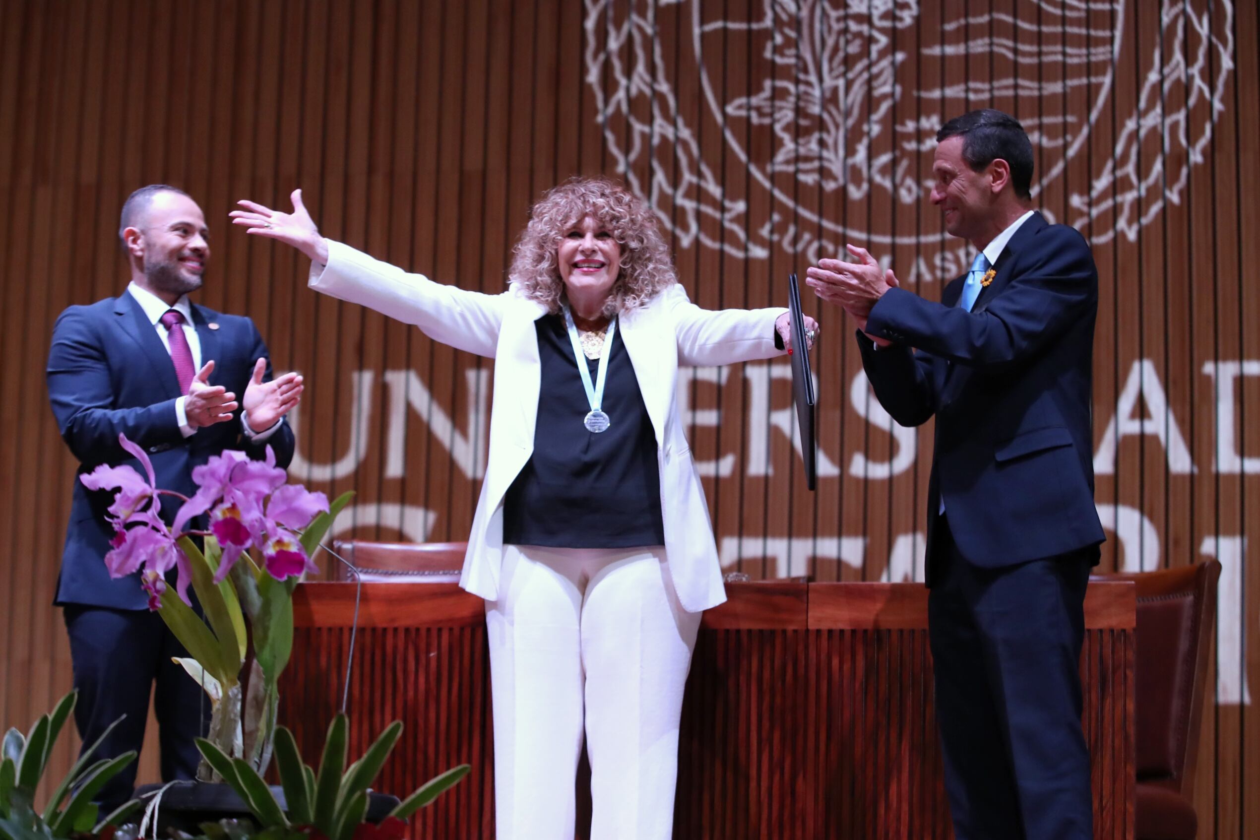 30/05/2024/ Conferencia de prensa de la entrega del Honoris causa a la escritora Gioconda Belli por parte del Rector de la UCR Dr. Gustavo Gutiérrez Espeleta y el director del consejo universitario Dr Jaime Caravaca Morera en el aula Magna de la UCR / Foto: John Durán