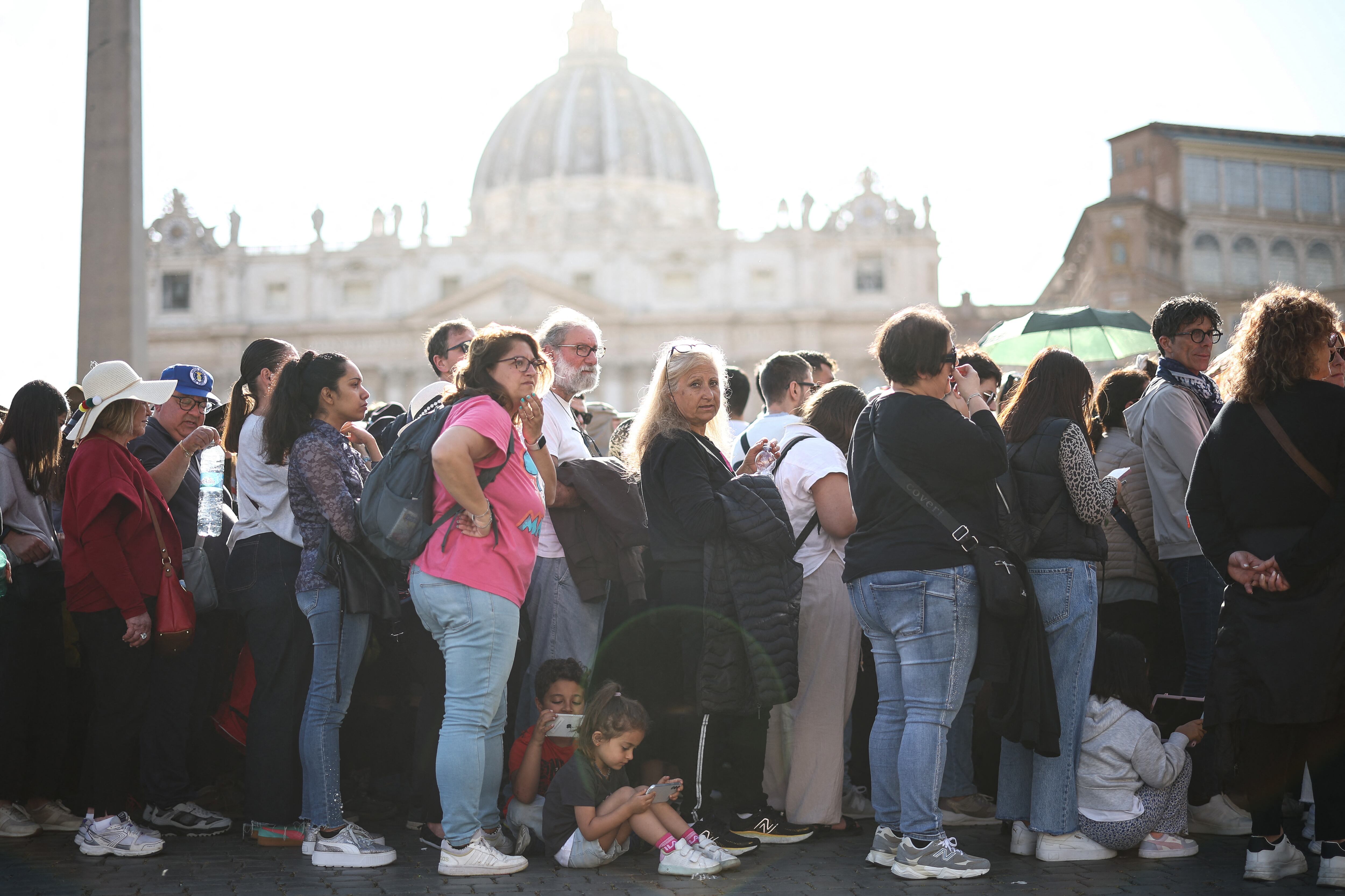 Parte de la fila para entrar al Vaticano y rendir homenaje al difunto papa Francisco, con la Basílica de San Pedro al fondo, un día antes del funeral del Papa previsto este 26 de abril. Fotografía:
