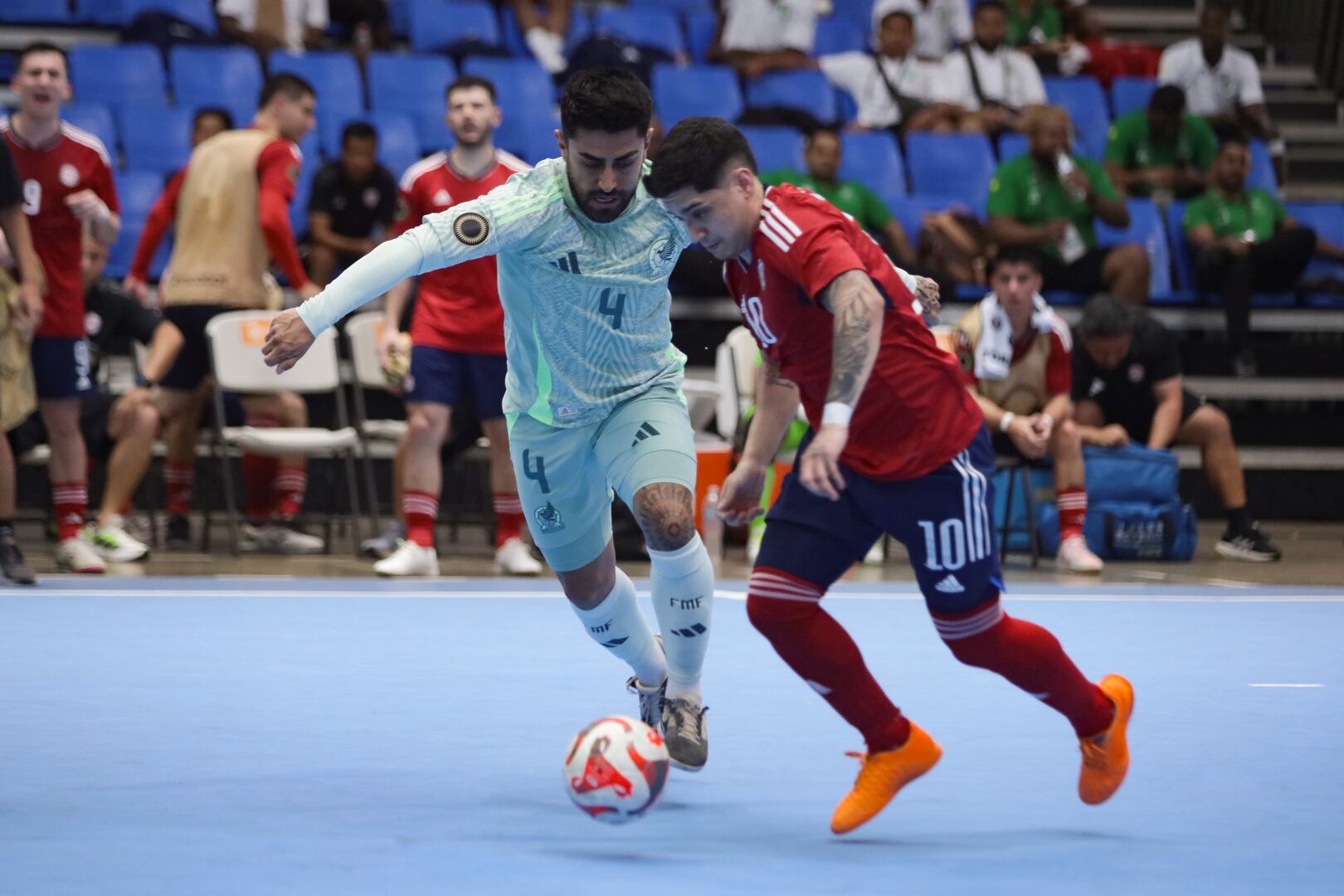 Militon Tijerino es uno de los puntos fuertes de la Selección de Costa Rica de futsal. En esa acción lo marca Luis Magaña, de México.