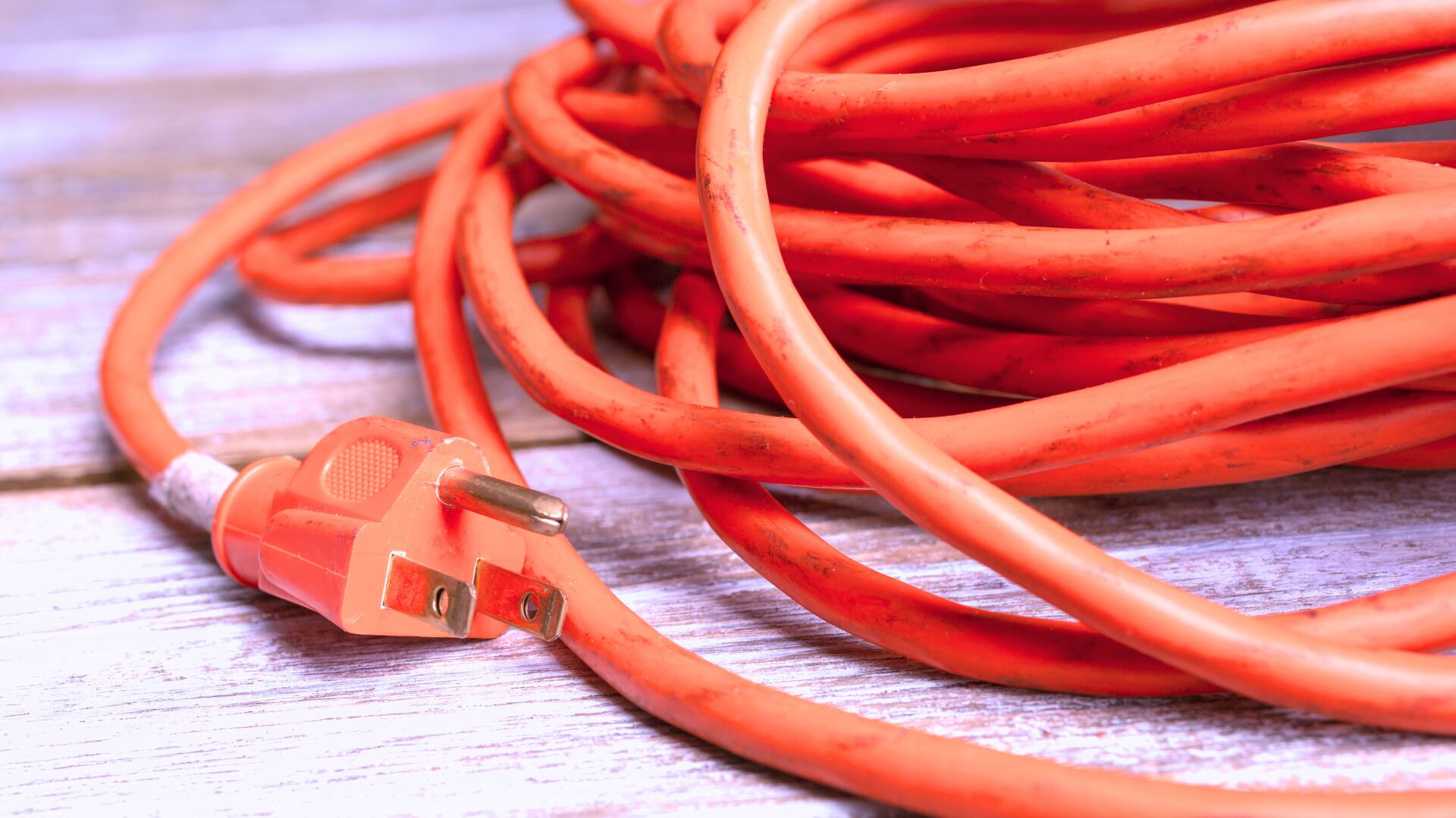 El uso de extensiones no certificadas o sobrecargadas con equipos de alto consumo puede provocar cortocircuitos, incendios y fallos en la instalación eléctrica.