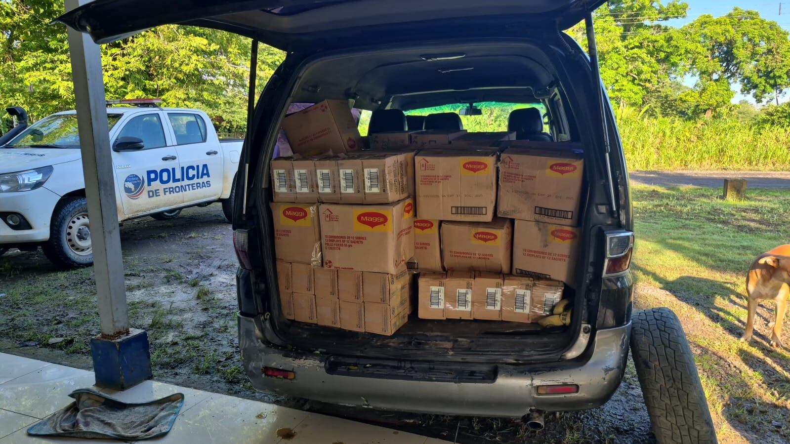 Dos extranjeros intentaron ingresar al país con miles de unidades de chicles, sopas y desodorantes.